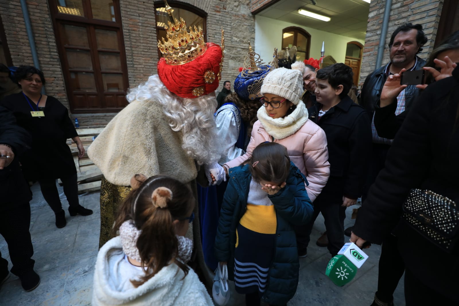 Desde los minutos previos al arranque hasta su llegada al Ayutamiento de Granada, aquí tienes todas las imágenes de la noche más mágica de la Navidad