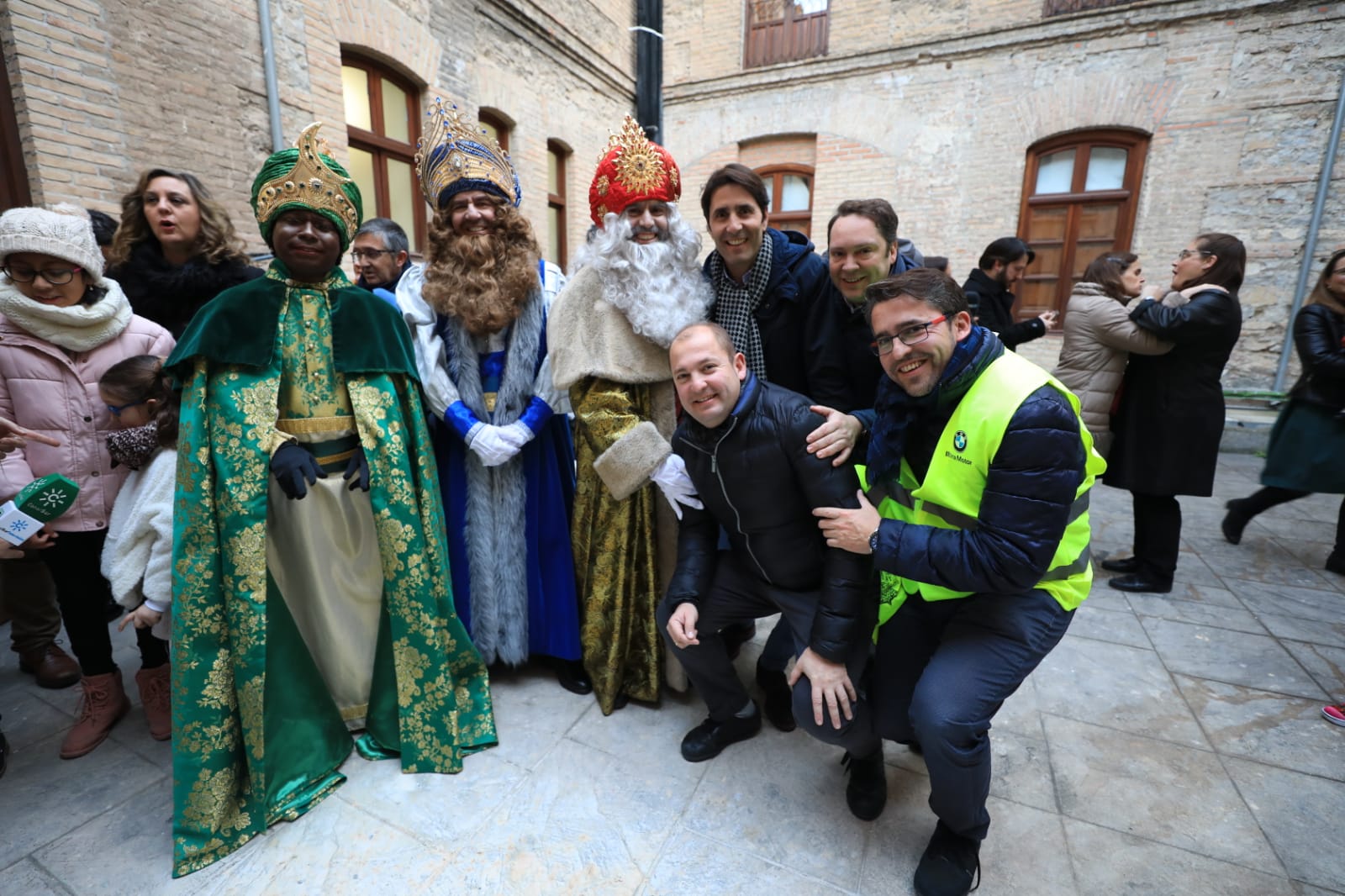 Desde los minutos previos al arranque hasta su llegada al Ayutamiento de Granada, aquí tienes todas las imágenes de la noche más mágica de la Navidad