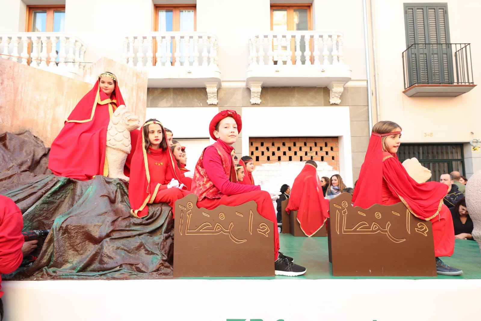 Desde los minutos previos al arranque hasta su llegada al Ayutamiento de Granada, aquí tienes todas las imágenes de la noche más mágica de la Navidad