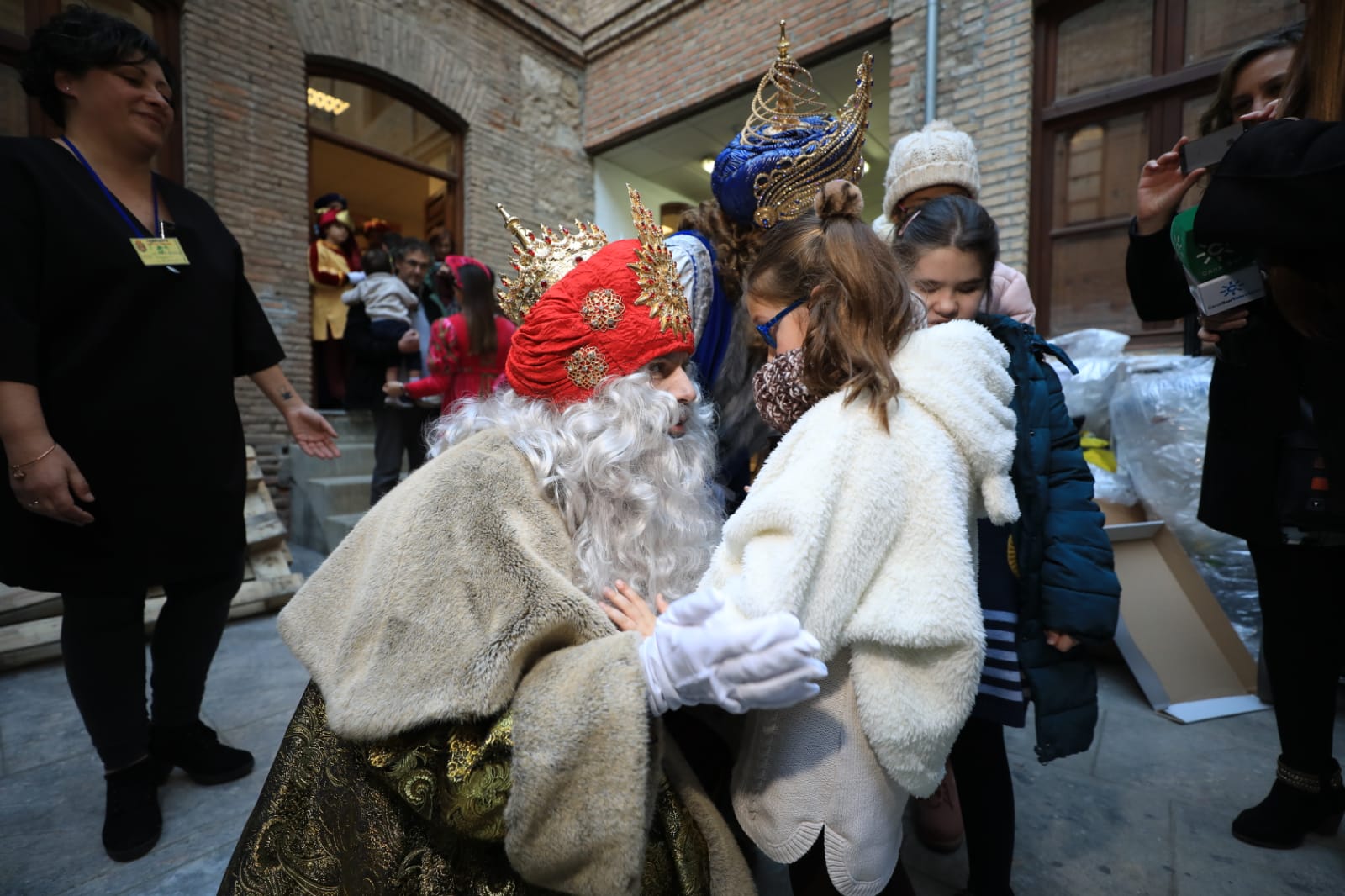 Desde los minutos previos al arranque hasta su llegada al Ayutamiento de Granada, aquí tienes todas las imágenes de la noche más mágica de la Navidad