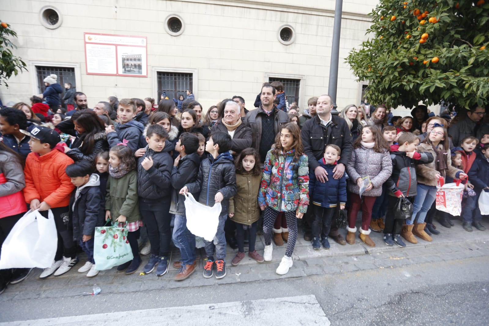 Desde los minutos previos al arranque hasta su llegada al Ayutamiento de Granada, aquí tienes todas las imágenes de la noche más mágica de la Navidad