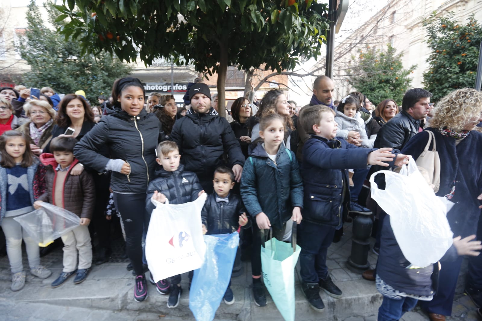 Desde los minutos previos al arranque hasta su llegada al Ayutamiento de Granada, aquí tienes todas las imágenes de la noche más mágica de la Navidad