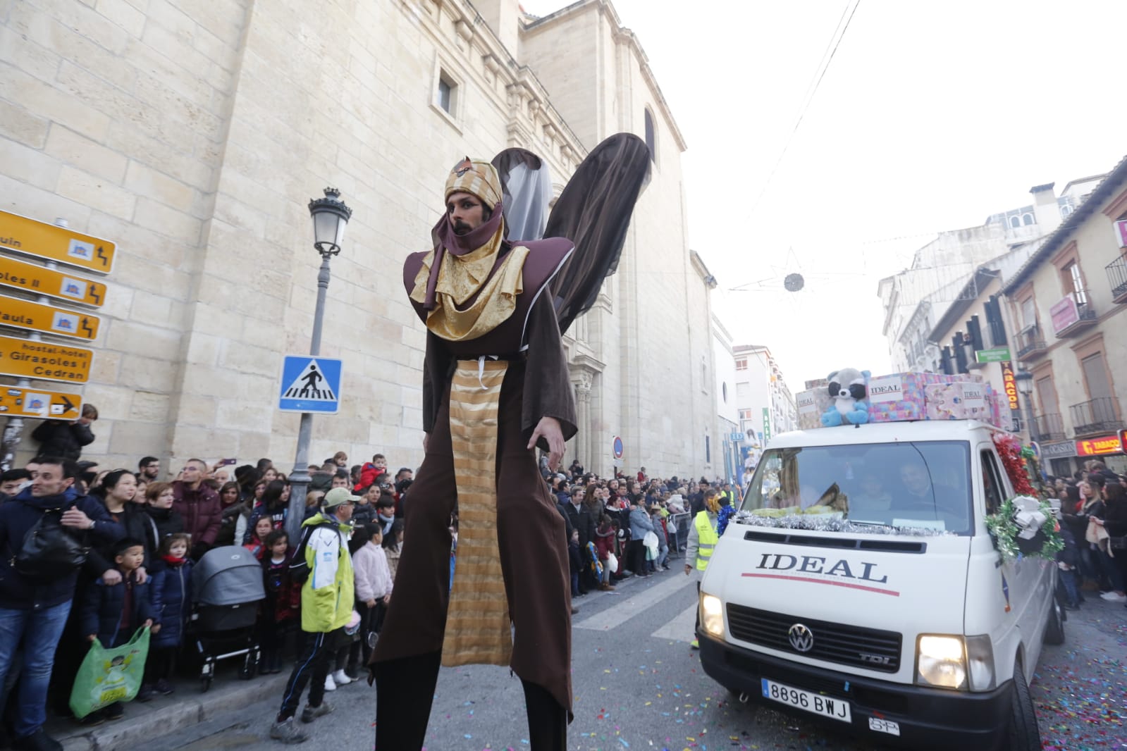 Desde los minutos previos al arranque hasta su llegada al Ayutamiento de Granada, aquí tienes todas las imágenes de la noche más mágica de la Navidad