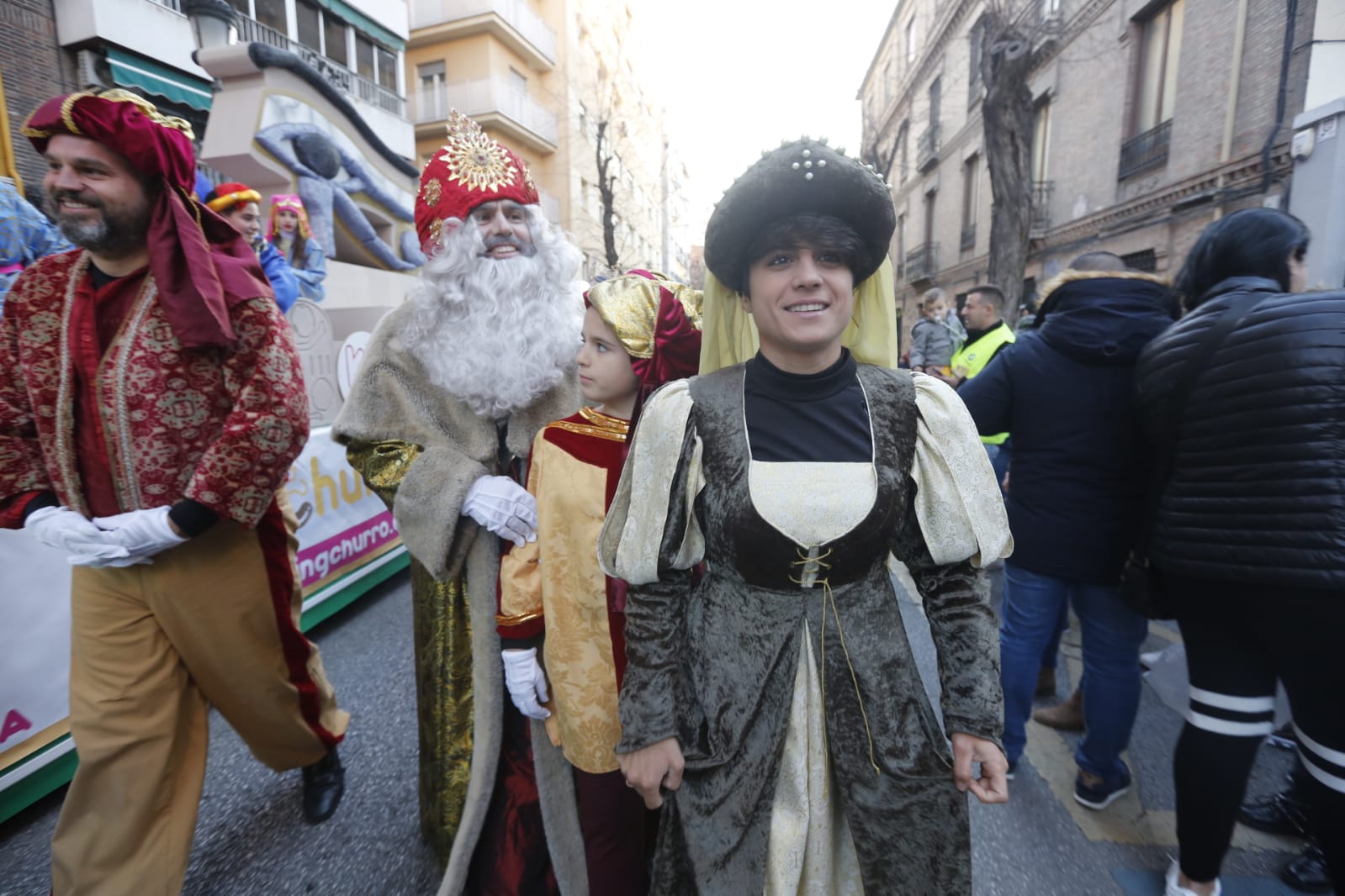 Desde los minutos previos al arranque hasta su llegada al Ayutamiento de Granada, aquí tienes todas las imágenes de la noche más mágica de la Navidad