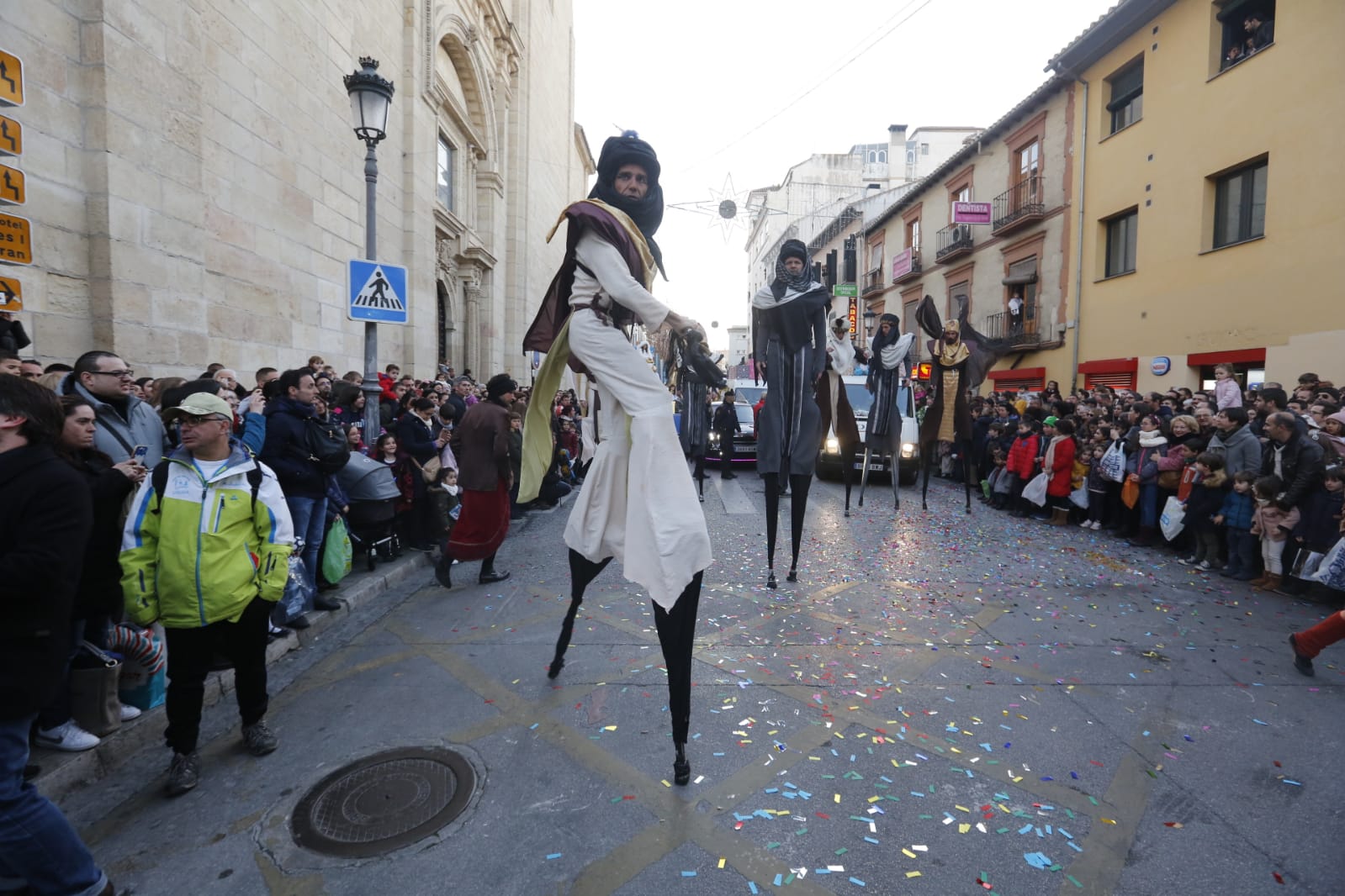 Desde los minutos previos al arranque hasta su llegada al Ayutamiento de Granada, aquí tienes todas las imágenes de la noche más mágica de la Navidad