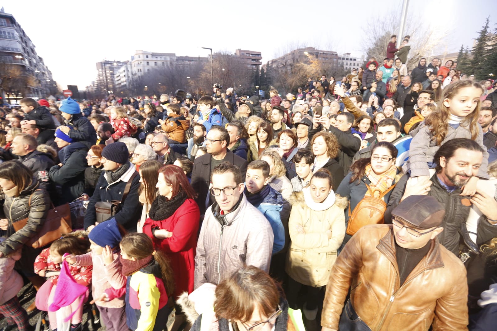 Desde los minutos previos al arranque hasta su llegada al Ayutamiento de Granada, aquí tienes todas las imágenes de la noche más mágica de la Navidad