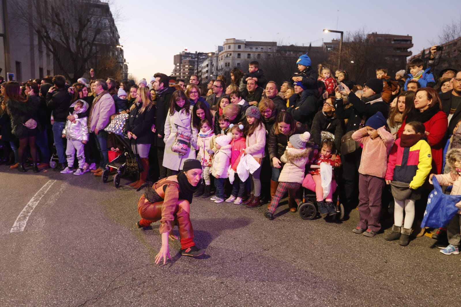 Desde los minutos previos al arranque hasta su llegada al Ayutamiento de Granada, aquí tienes todas las imágenes de la noche más mágica de la Navidad