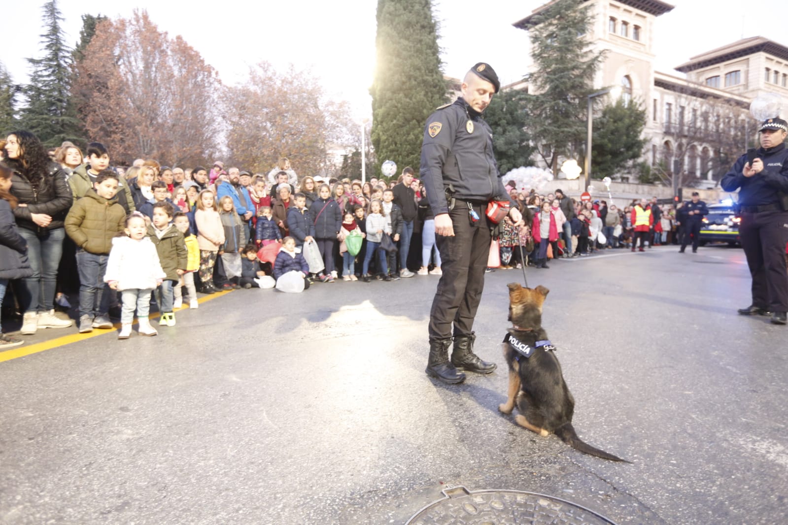 Desde los minutos previos al arranque hasta su llegada al Ayutamiento de Granada, aquí tienes todas las imágenes de la noche más mágica de la Navidad