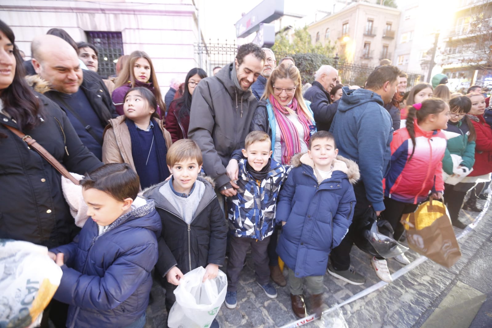 Desde los minutos previos al arranque hasta su llegada al Ayutamiento de Granada, aquí tienes todas las imágenes de la noche más mágica de la Navidad