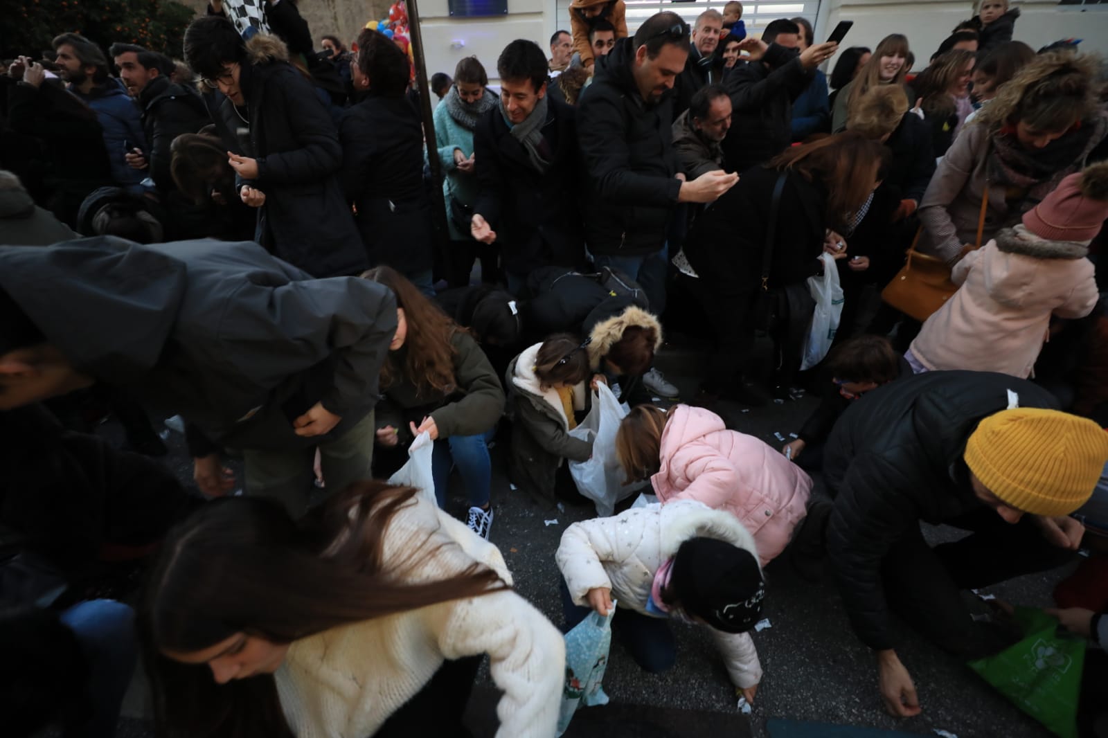 Desde los minutos previos al arranque hasta su llegada al Ayutamiento de Granada, aquí tienes todas las imágenes de la noche más mágica de la Navidad