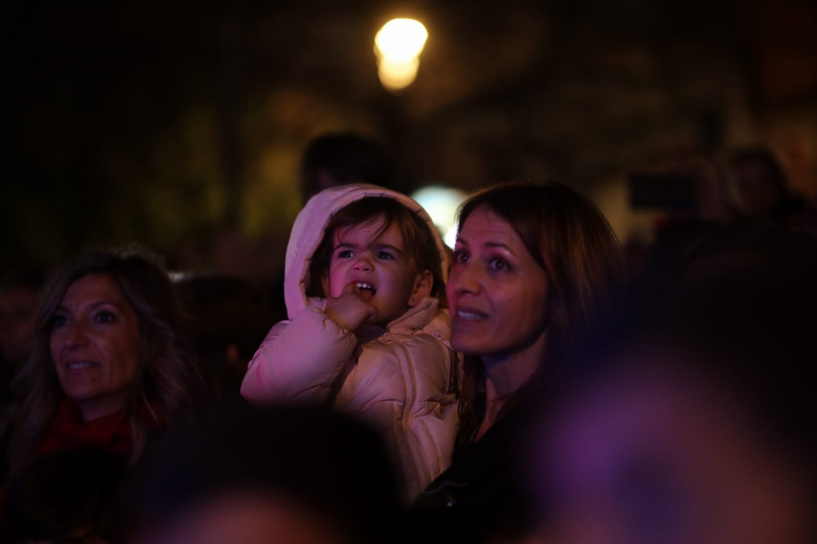 Desde los minutos previos al arranque hasta su llegada al Ayutamiento de Granada, aquí tienes todas las imágenes de la noche más mágica de la Navidad