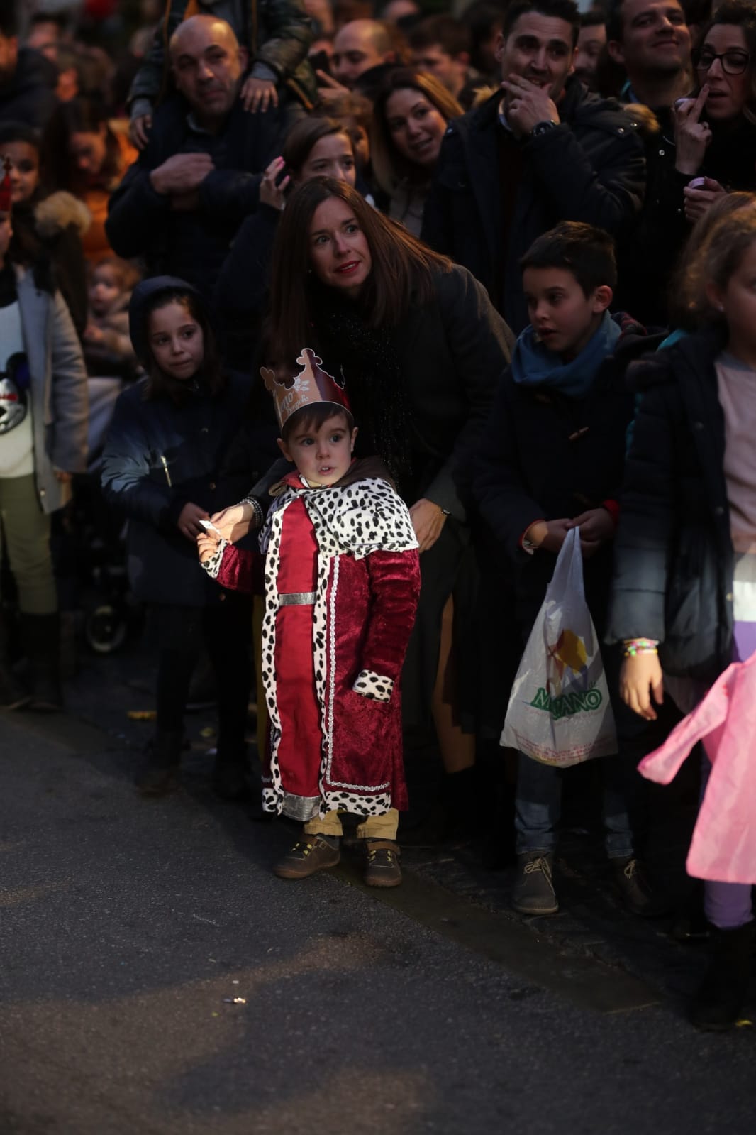 Desde los minutos previos al arranque hasta su llegada al Ayutamiento de Granada, aquí tienes todas las imágenes de la noche más mágica de la Navidad