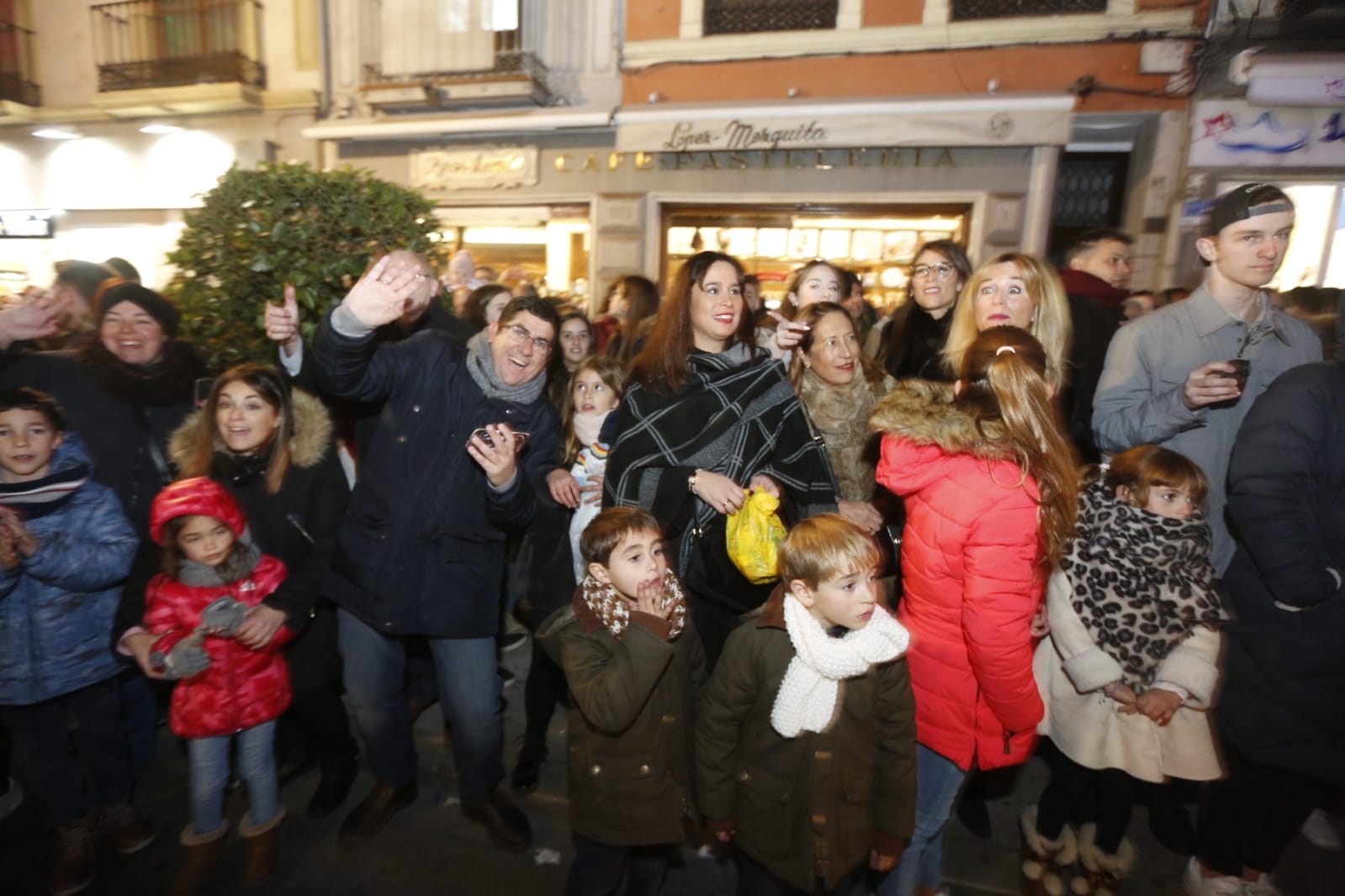 Desde los minutos previos al arranque hasta su llegada al Ayutamiento de Granada, aquí tienes todas las imágenes de la noche más mágica de la Navidad