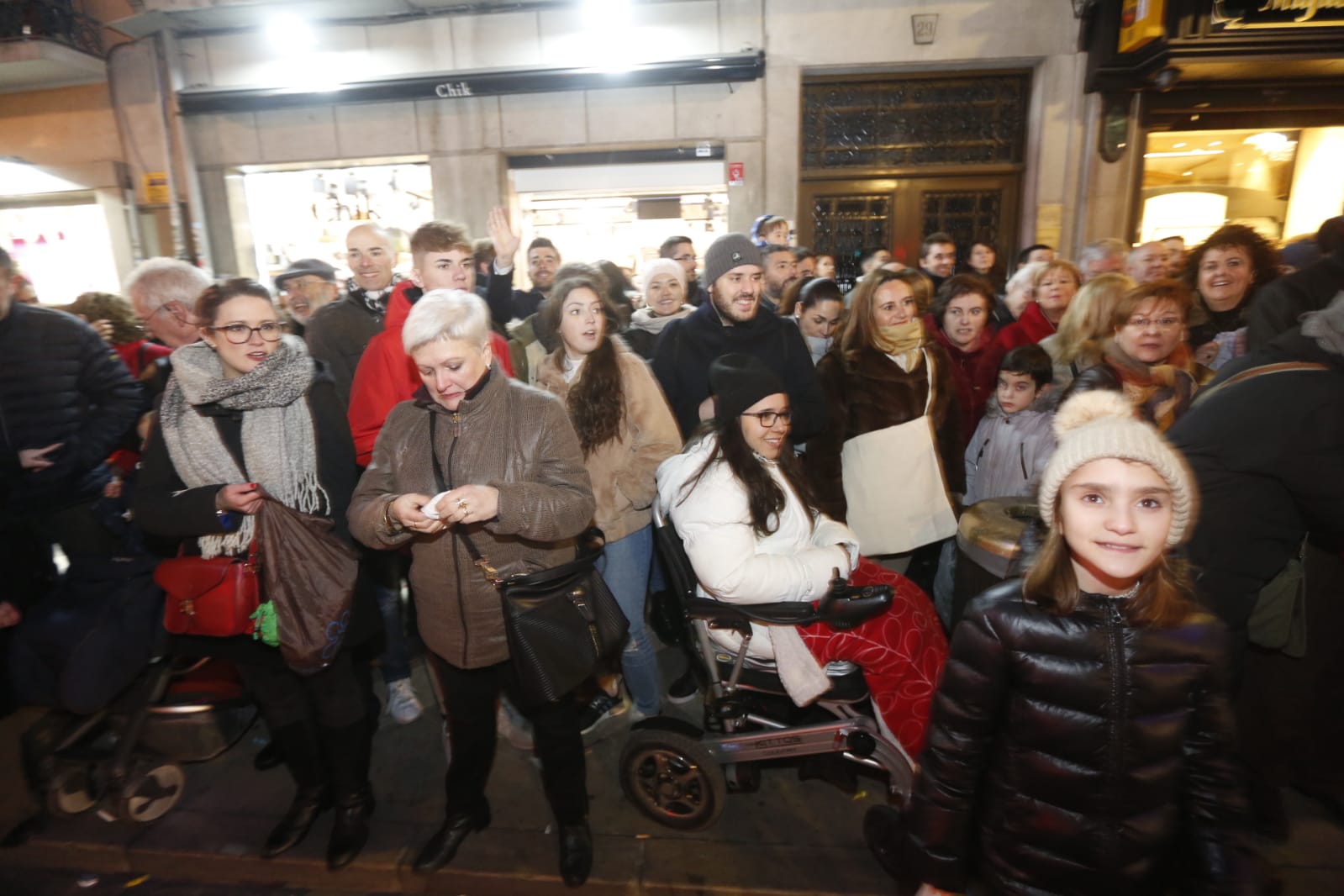 Desde los minutos previos al arranque hasta su llegada al Ayutamiento de Granada, aquí tienes todas las imágenes de la noche más mágica de la Navidad