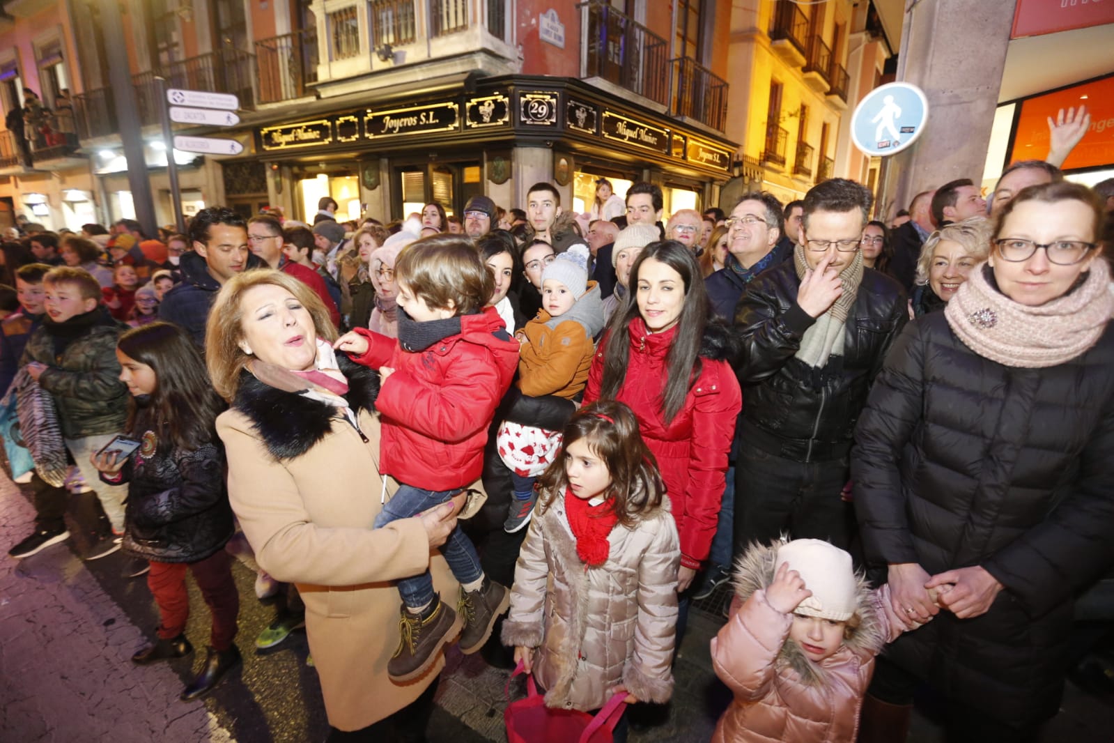 Desde los minutos previos al arranque hasta su llegada al Ayutamiento de Granada, aquí tienes todas las imágenes de la noche más mágica de la Navidad