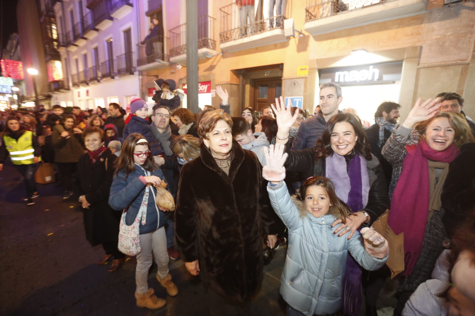 Desde los minutos previos al arranque hasta su llegada al Ayutamiento de Granada, aquí tienes todas las imágenes de la noche más mágica de la Navidad