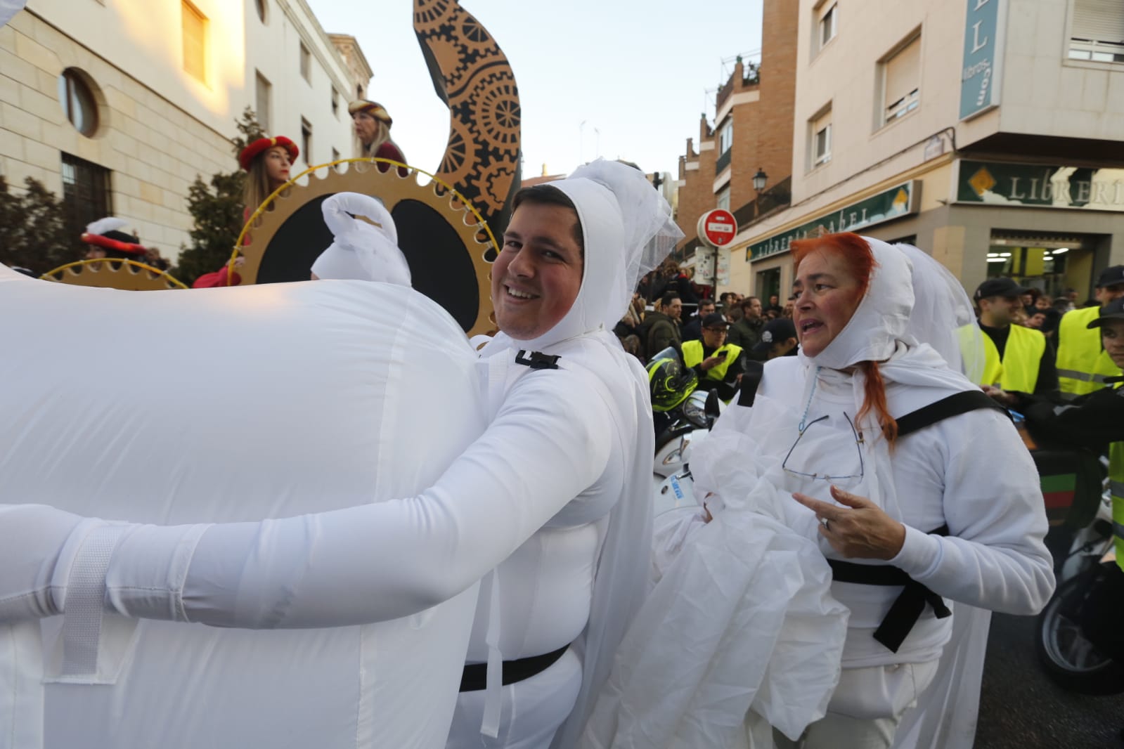 Desde los minutos previos al arranque hasta su llegada al Ayutamiento de Granada, aquí tienes todas las imágenes de la noche más mágica de la Navidad