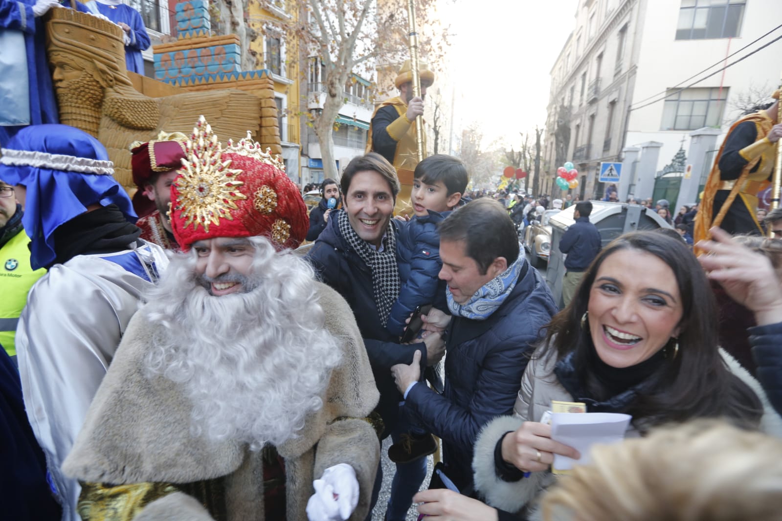 Desde los minutos previos al arranque hasta su llegada al Ayutamiento de Granada, aquí tienes todas las imágenes de la noche más mágica de la Navidad