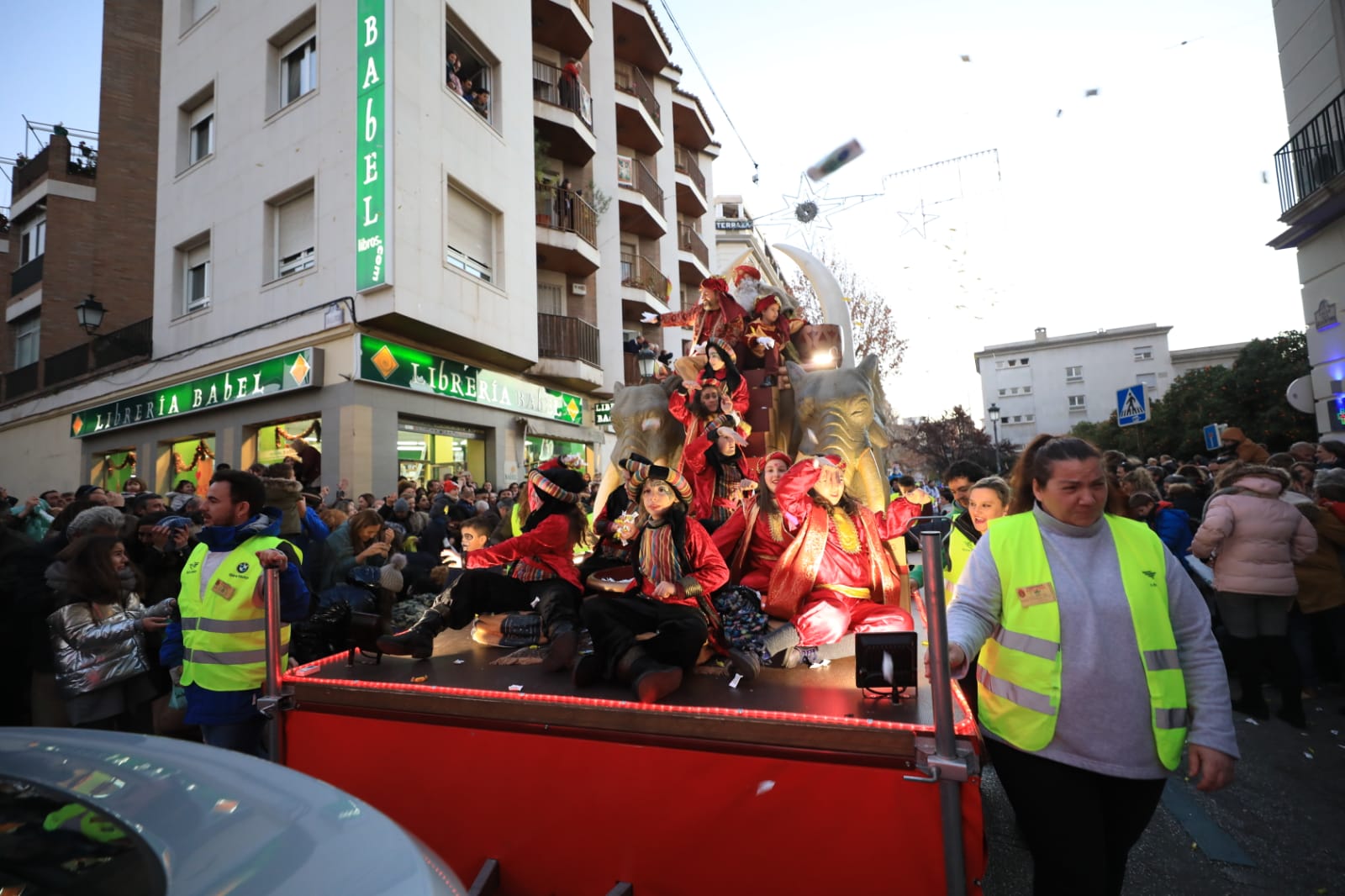 Desde los minutos previos al arranque hasta su llegada al Ayutamiento de Granada, aquí tienes todas las imágenes de la noche más mágica de la Navidad