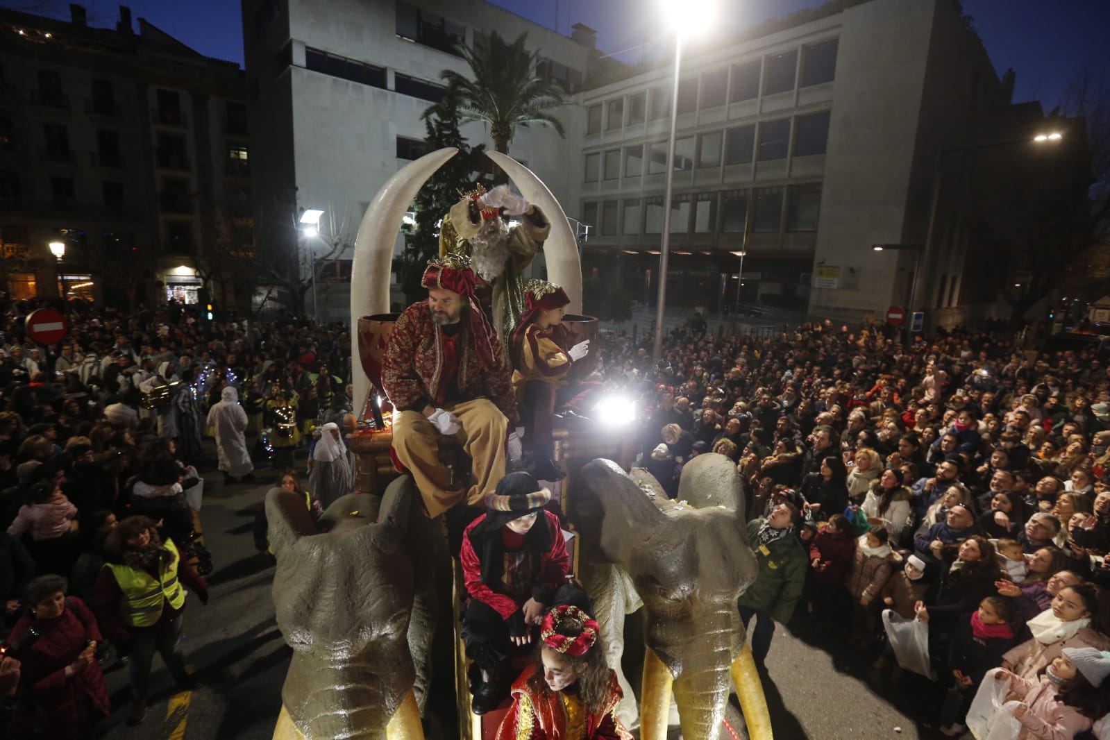 Desde los minutos previos al arranque hasta su llegada al Ayutamiento de Granada, aquí tienes todas las imágenes de la noche más mágica de la Navidad