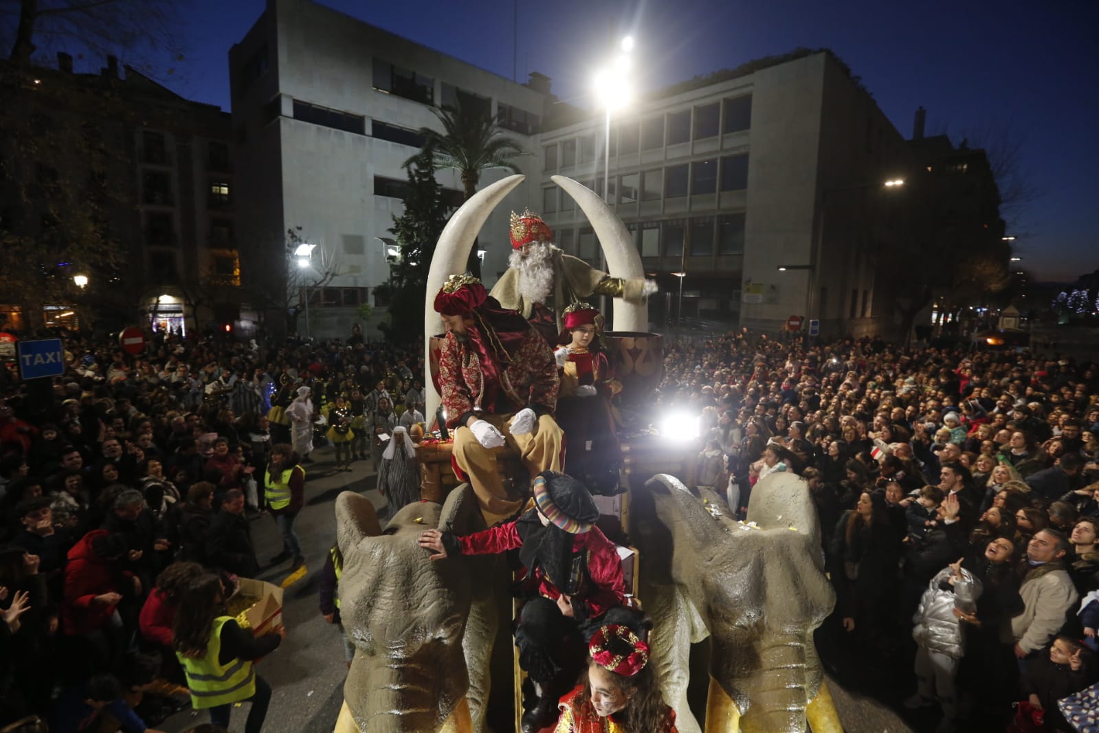 Desde los minutos previos al arranque hasta su llegada al Ayutamiento de Granada, aquí tienes todas las imágenes de la noche más mágica de la Navidad