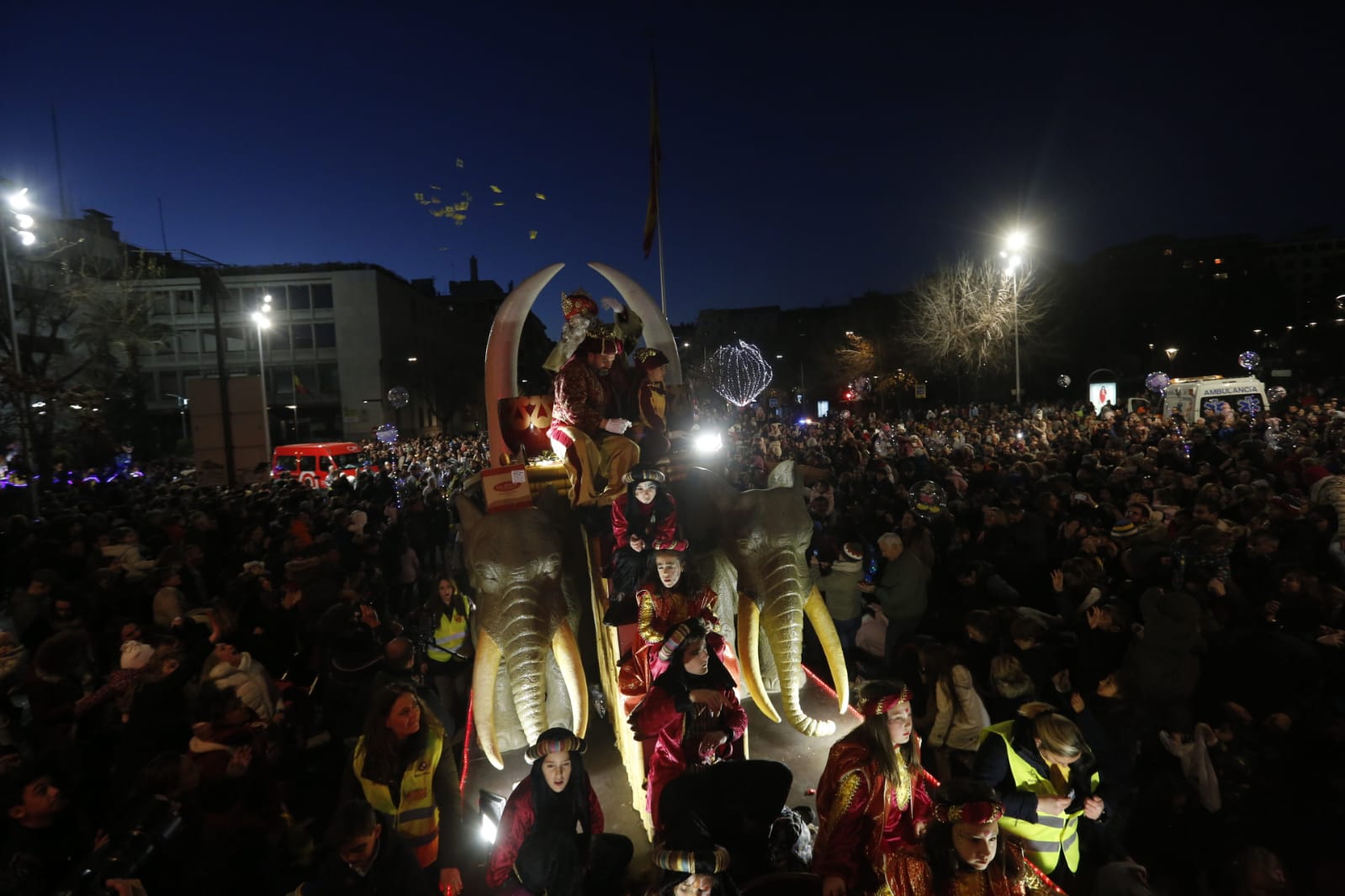 Desde los minutos previos al arranque hasta su llegada al Ayutamiento de Granada, aquí tienes todas las imágenes de la noche más mágica de la Navidad