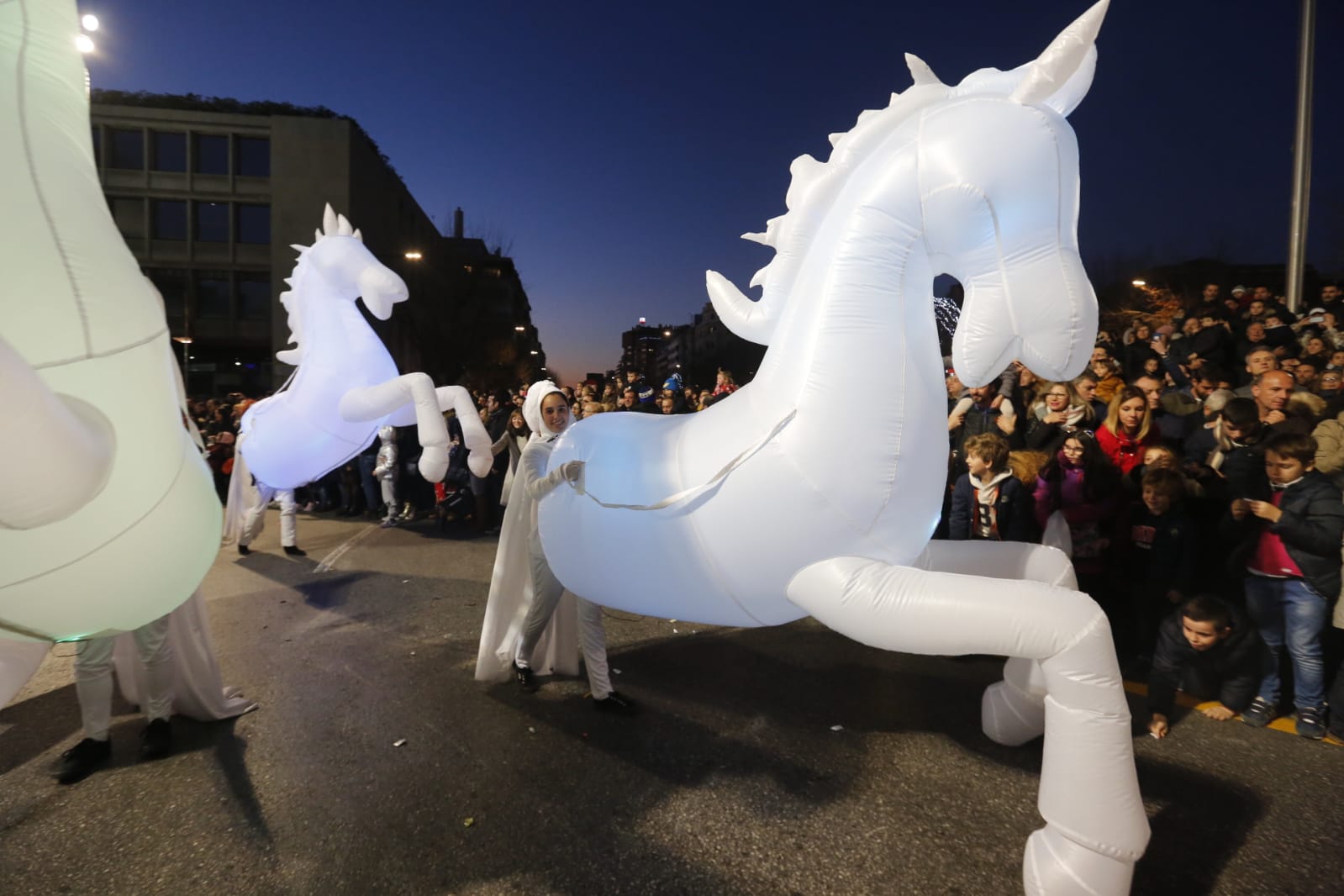 Desde los minutos previos al arranque hasta su llegada al Ayutamiento de Granada, aquí tienes todas las imágenes de la noche más mágica de la Navidad