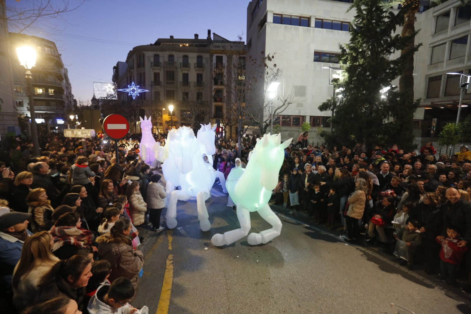 Desde los minutos previos al arranque hasta su llegada al Ayutamiento de Granada, aquí tienes todas las imágenes de la noche más mágica de la Navidad