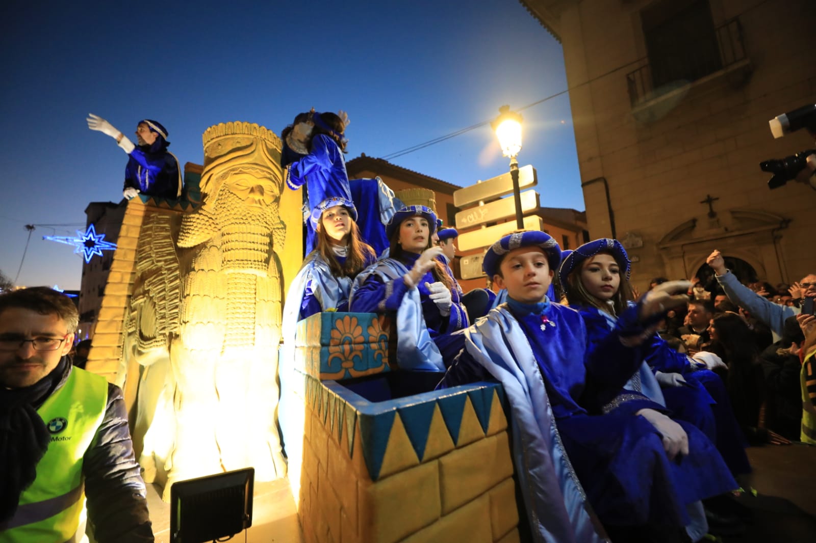 Desde los minutos previos al arranque hasta su llegada al Ayutamiento de Granada, aquí tienes todas las imágenes de la noche más mágica de la Navidad