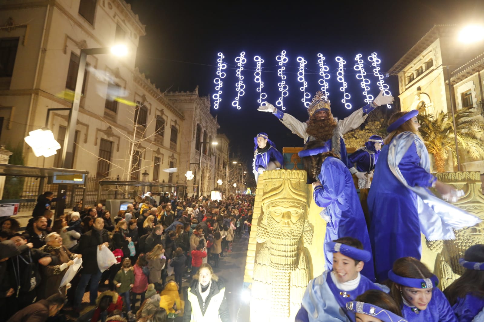 Desde los minutos previos al arranque hasta su llegada al Ayutamiento de Granada, aquí tienes todas las imágenes de la noche más mágica de la Navidad