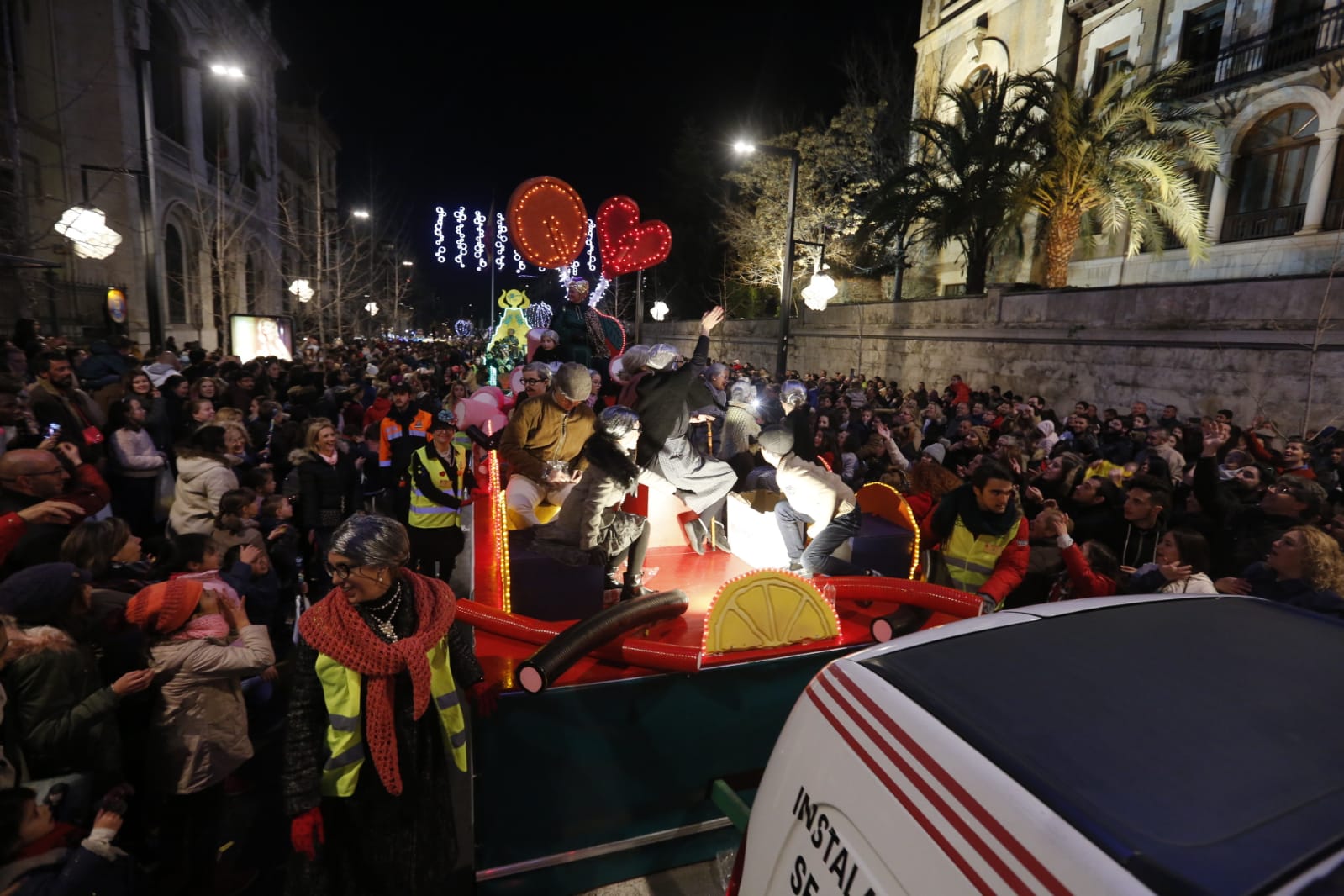 Desde los minutos previos al arranque hasta su llegada al Ayutamiento de Granada, aquí tienes todas las imágenes de la noche más mágica de la Navidad