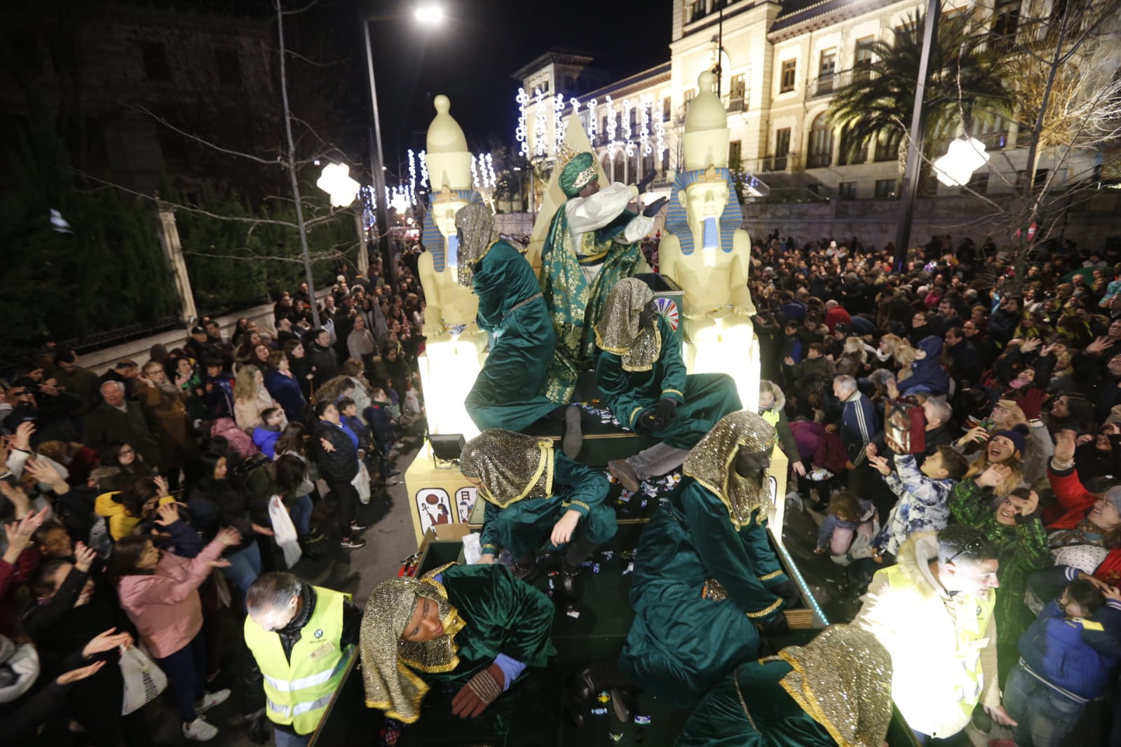 Desde los minutos previos al arranque hasta su llegada al Ayutamiento de Granada, aquí tienes todas las imágenes de la noche más mágica de la Navidad