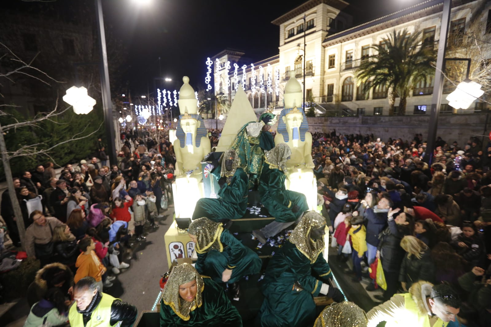 Desde los minutos previos al arranque hasta su llegada al Ayutamiento de Granada, aquí tienes todas las imágenes de la noche más mágica de la Navidad