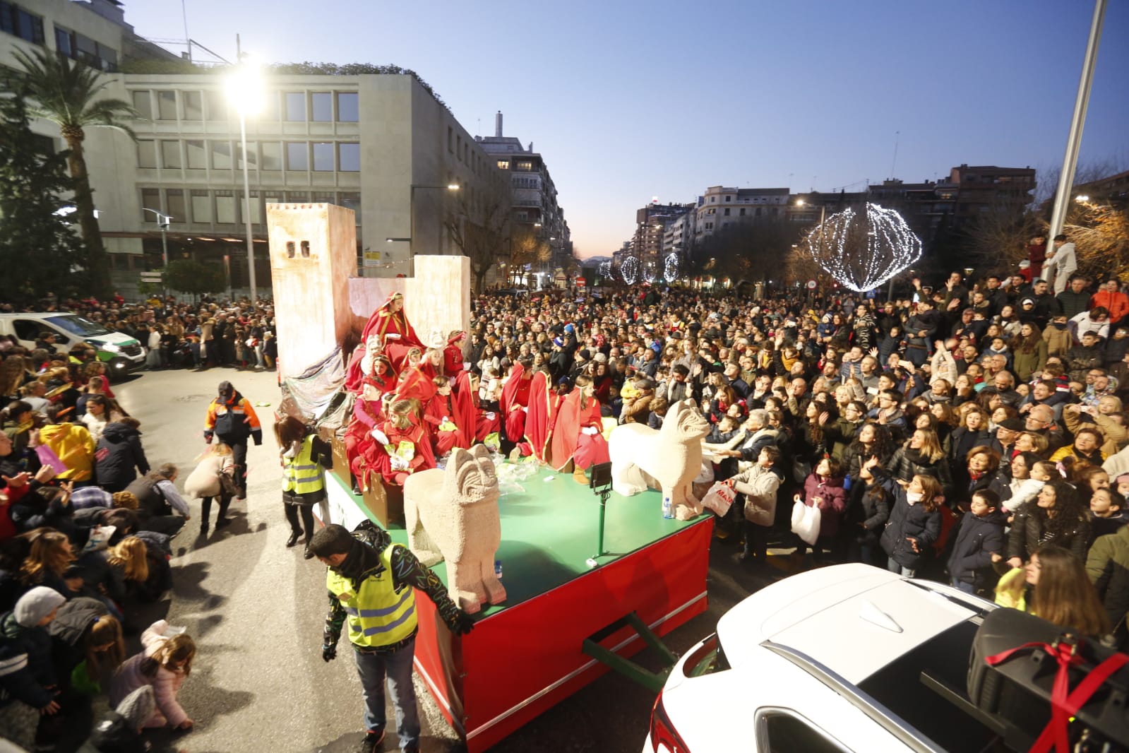 Desde los minutos previos al arranque hasta su llegada al Ayutamiento de Granada, aquí tienes todas las imágenes de la noche más mágica de la Navidad