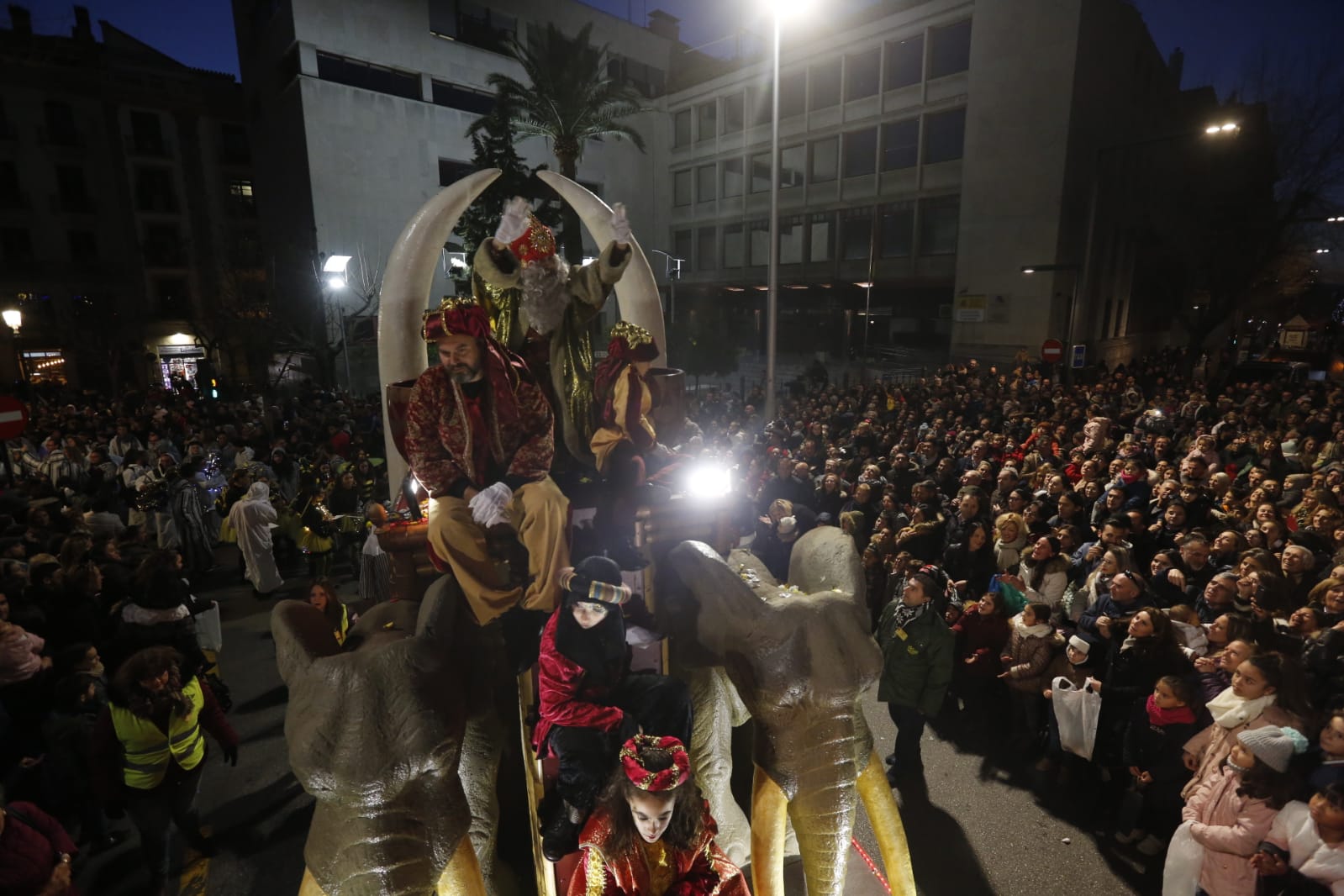 Desde los minutos previos al arranque hasta su llegada al Ayutamiento de Granada, aquí tienes todas las imágenes de la noche más mágica de la Navidad