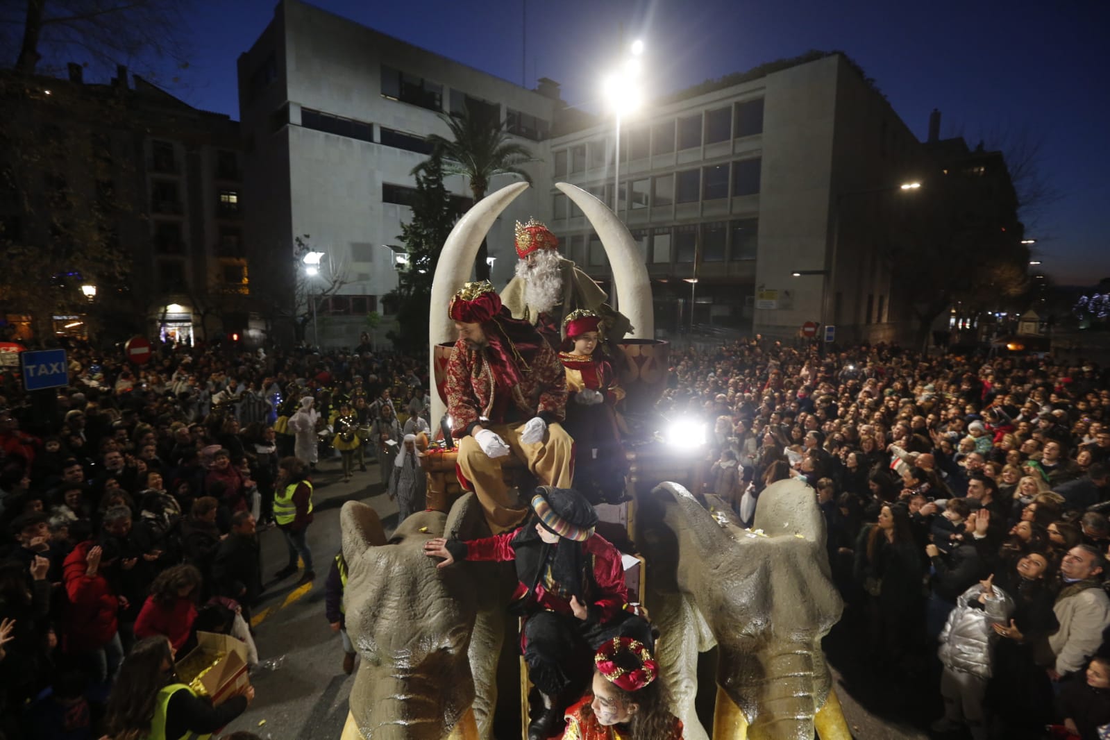 Desde los minutos previos al arranque hasta su llegada al Ayutamiento de Granada, aquí tienes todas las imágenes de la noche más mágica de la Navidad