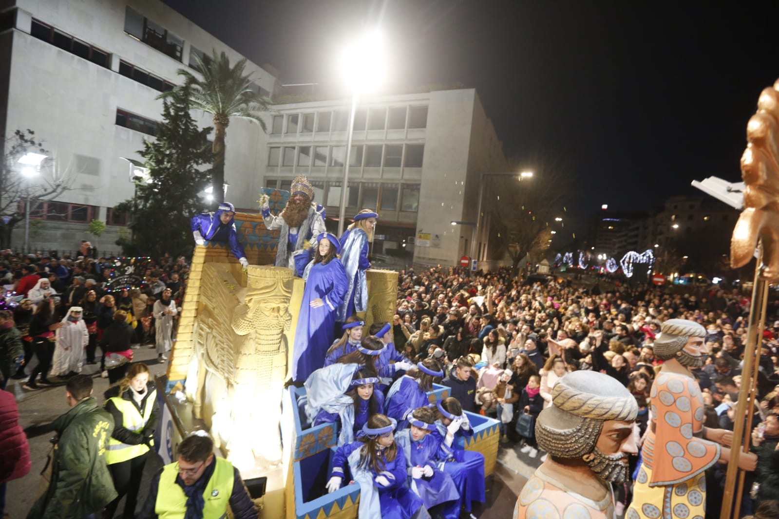 Desde los minutos previos al arranque hasta su llegada al Ayutamiento de Granada, aquí tienes todas las imágenes de la noche más mágica de la Navidad