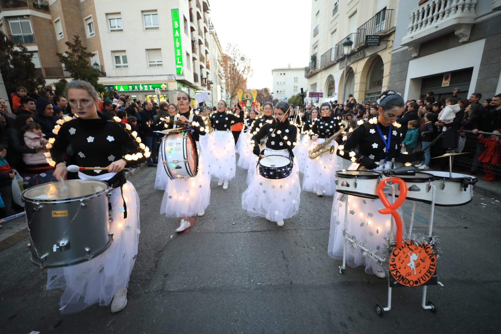 Desde los minutos previos al arranque hasta su llegada al Ayutamiento de Granada, aquí tienes todas las imágenes de la noche más mágica de la Navidad