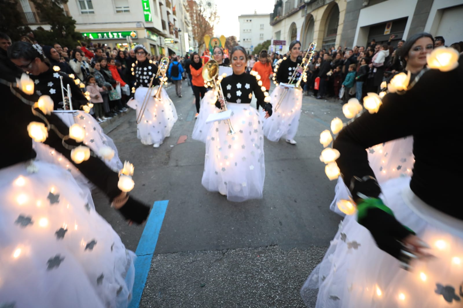 Desde los minutos previos al arranque hasta su llegada al Ayutamiento de Granada, aquí tienes todas las imágenes de la noche más mágica de la Navidad