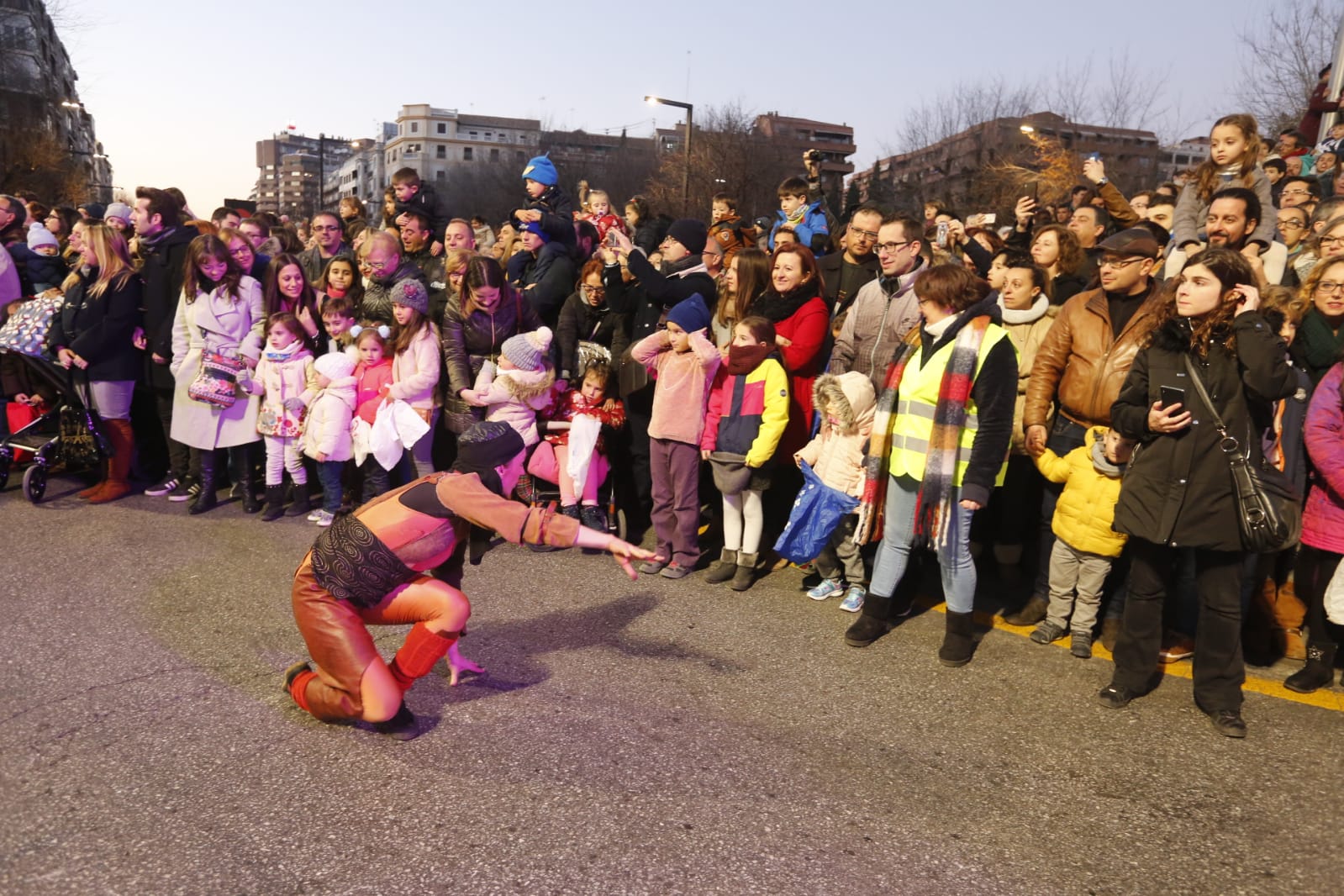 Desde los minutos previos al arranque hasta su llegada al Ayutamiento de Granada, aquí tienes todas las imágenes de la noche más mágica de la Navidad