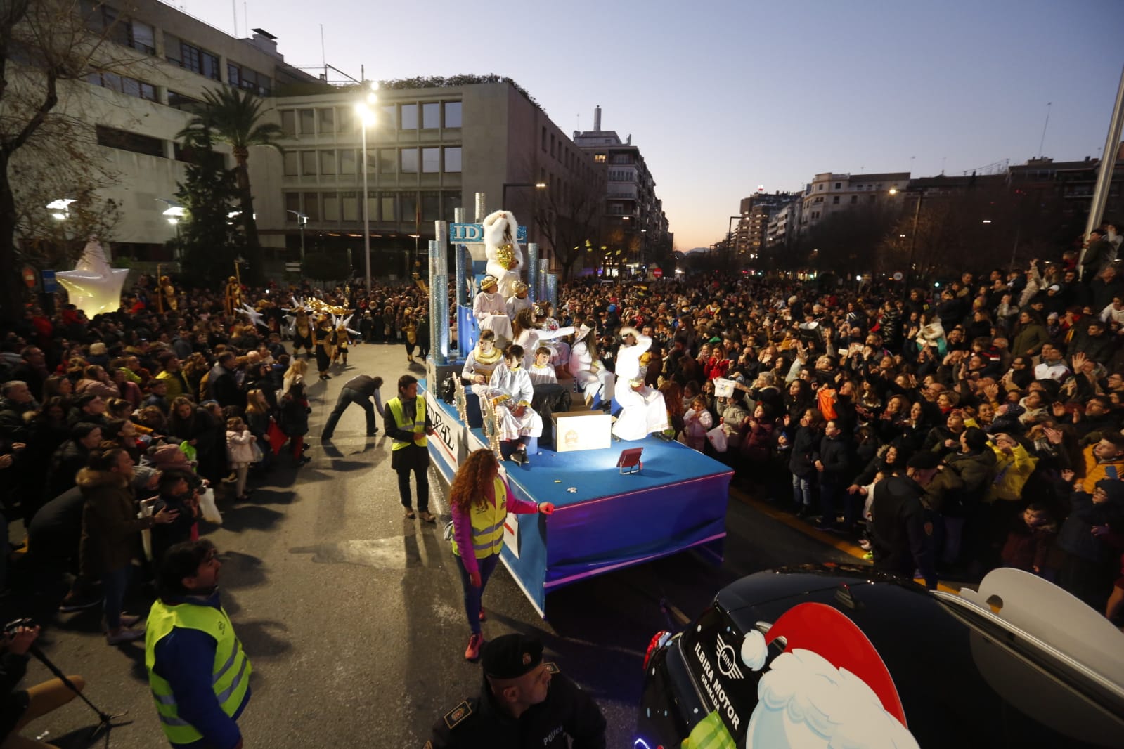 Desde los minutos previos al arranque hasta su llegada al Ayutamiento de Granada, aquí tienes todas las imágenes de la noche más mágica de la Navidad