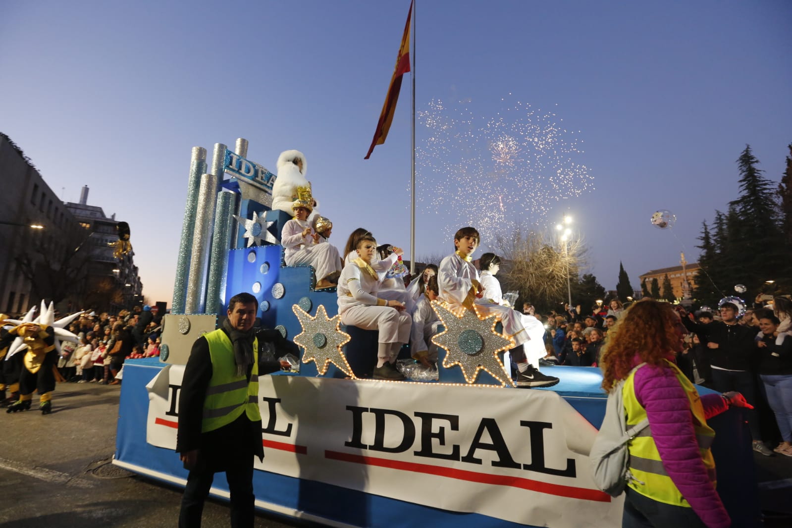 Desde los minutos previos al arranque hasta su llegada al Ayutamiento de Granada, aquí tienes todas las imágenes de la noche más mágica de la Navidad