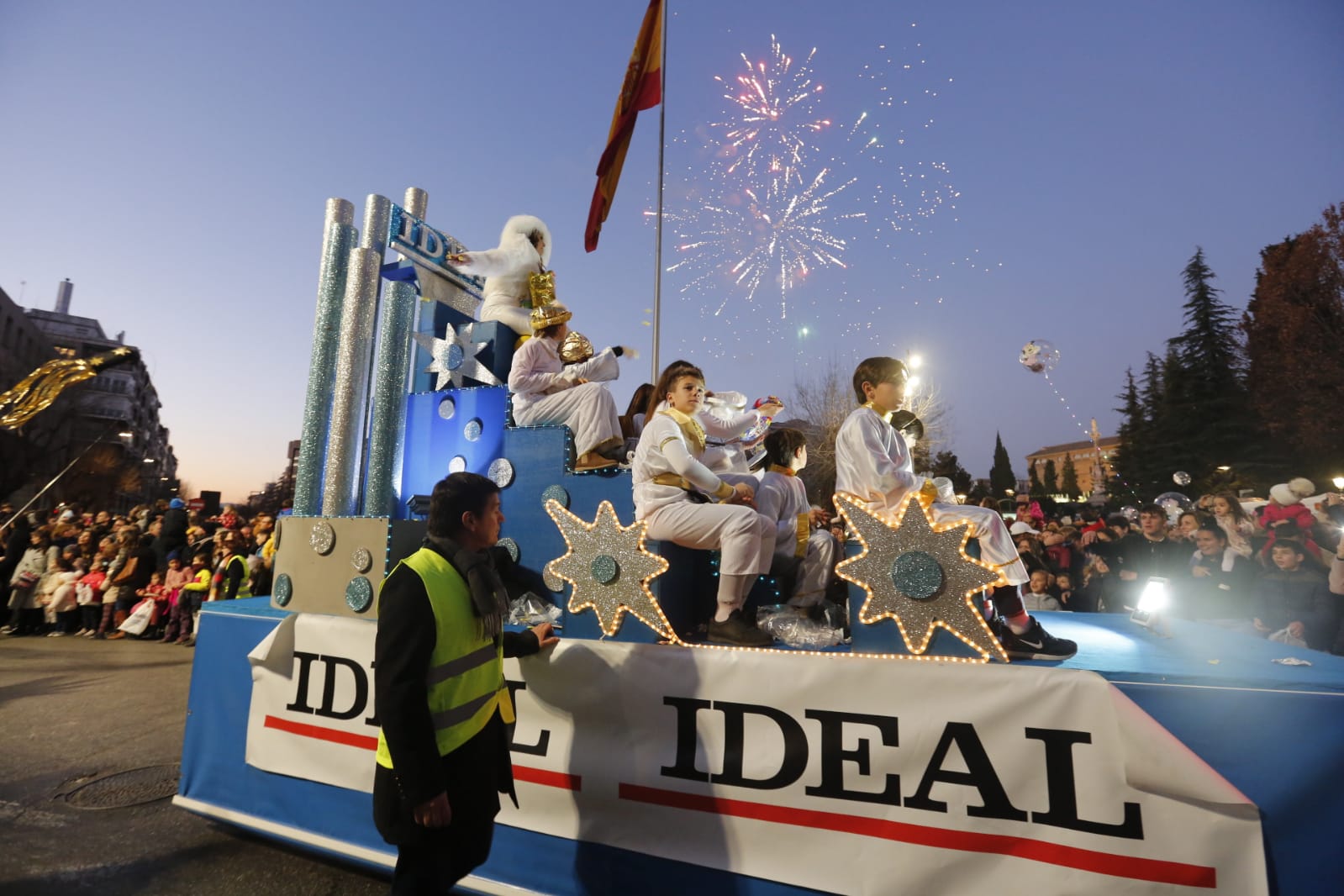 Desde los minutos previos al arranque hasta su llegada al Ayutamiento de Granada, aquí tienes todas las imágenes de la noche más mágica de la Navidad