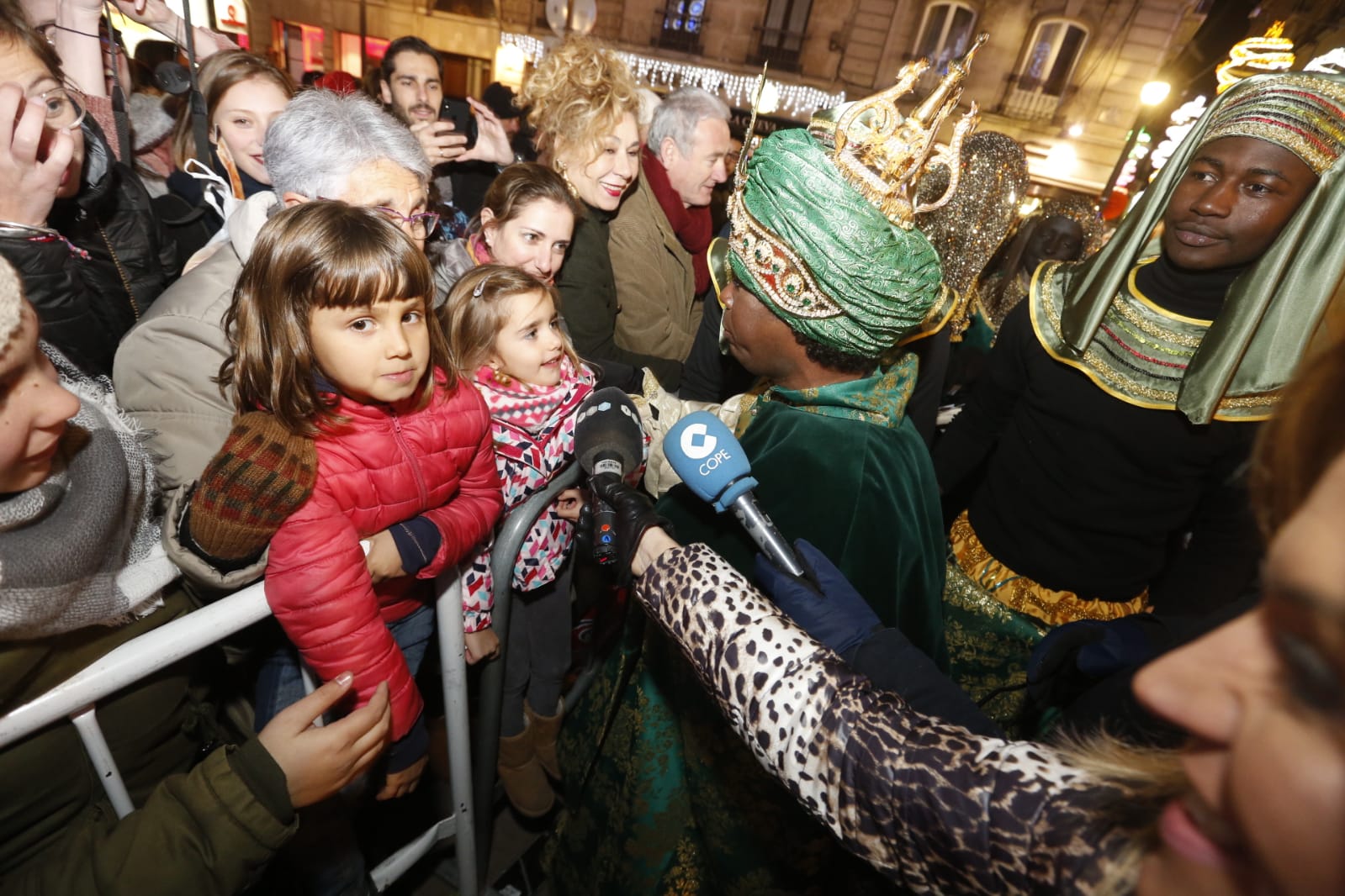 Sus Majestades llegan a la Plaza del Carmen poniendo así fin a la noche de la cabalgata