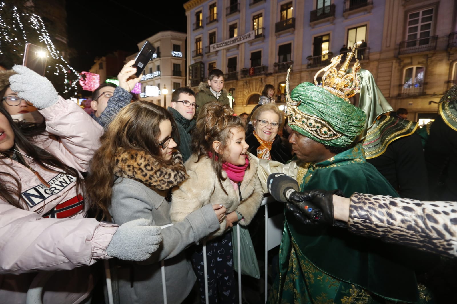 Sus Majestades llegan a la Plaza del Carmen poniendo así fin a la noche de la cabalgata