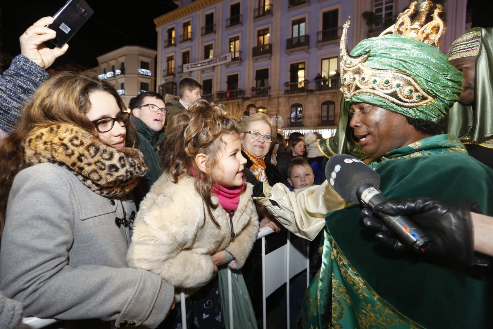 Sus Majestades llegan a la Plaza del Carmen poniendo así fin a la noche de la cabalgata