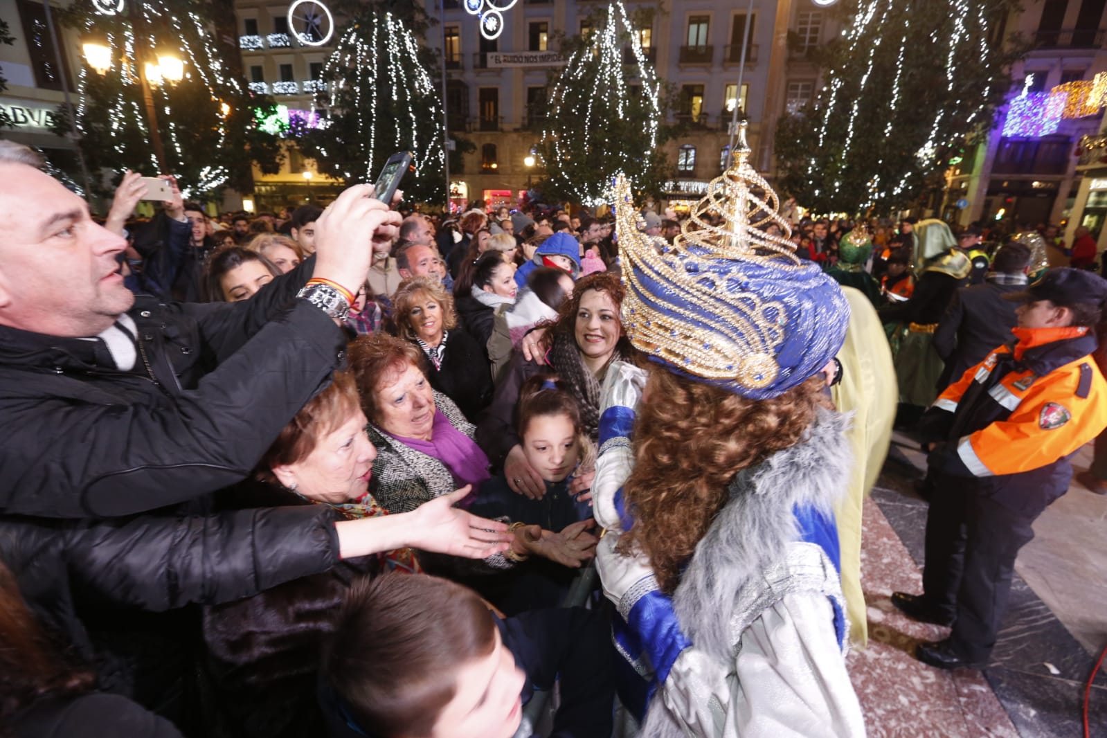 Sus Majestades llegan a la Plaza del Carmen poniendo así fin a la noche de la cabalgata