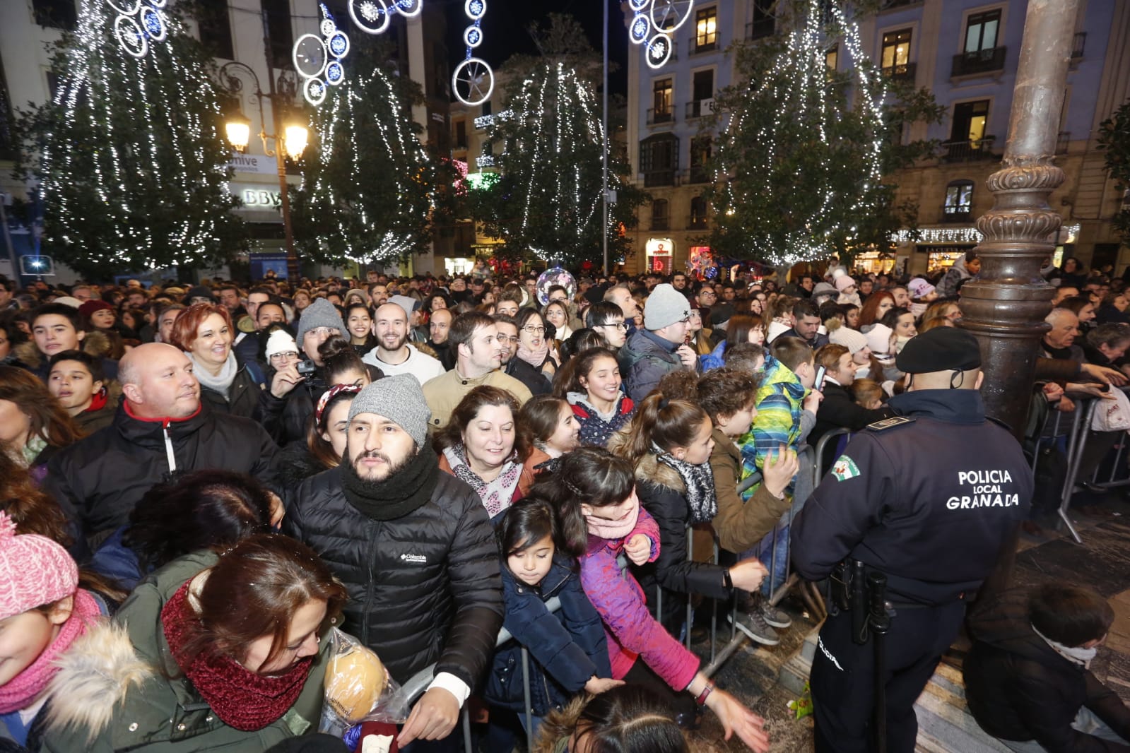 Sus Majestades llegan a la Plaza del Carmen poniendo así fin a la noche de la cabalgata