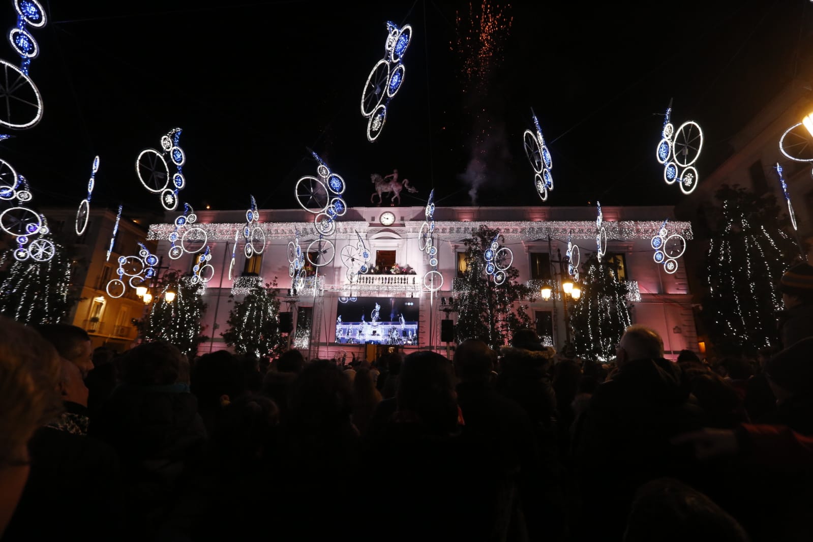 Desde los minutos previos al arranque hasta su llegada al Ayutamiento de Granada, aquí tienes todas las imágenes de la noche más mágica de la Navidad