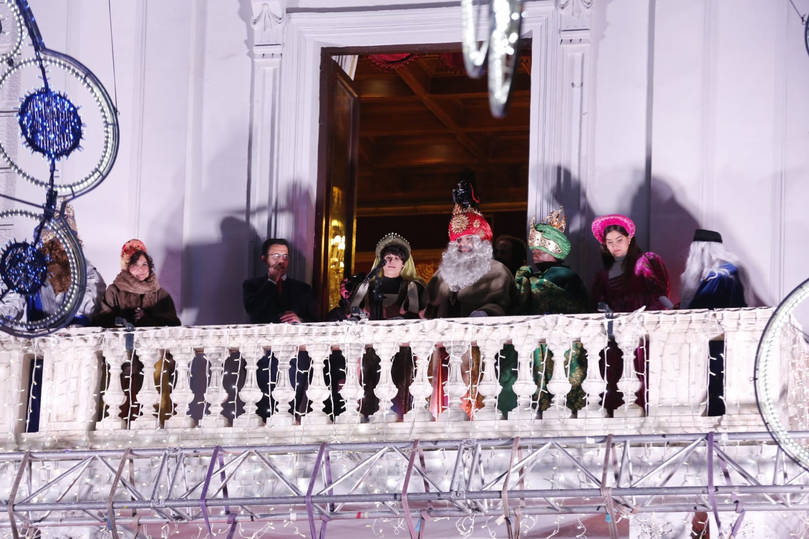 Desde los minutos previos al arranque hasta su llegada al Ayutamiento de Granada, aquí tienes todas las imágenes de la noche más mágica de la Navidad